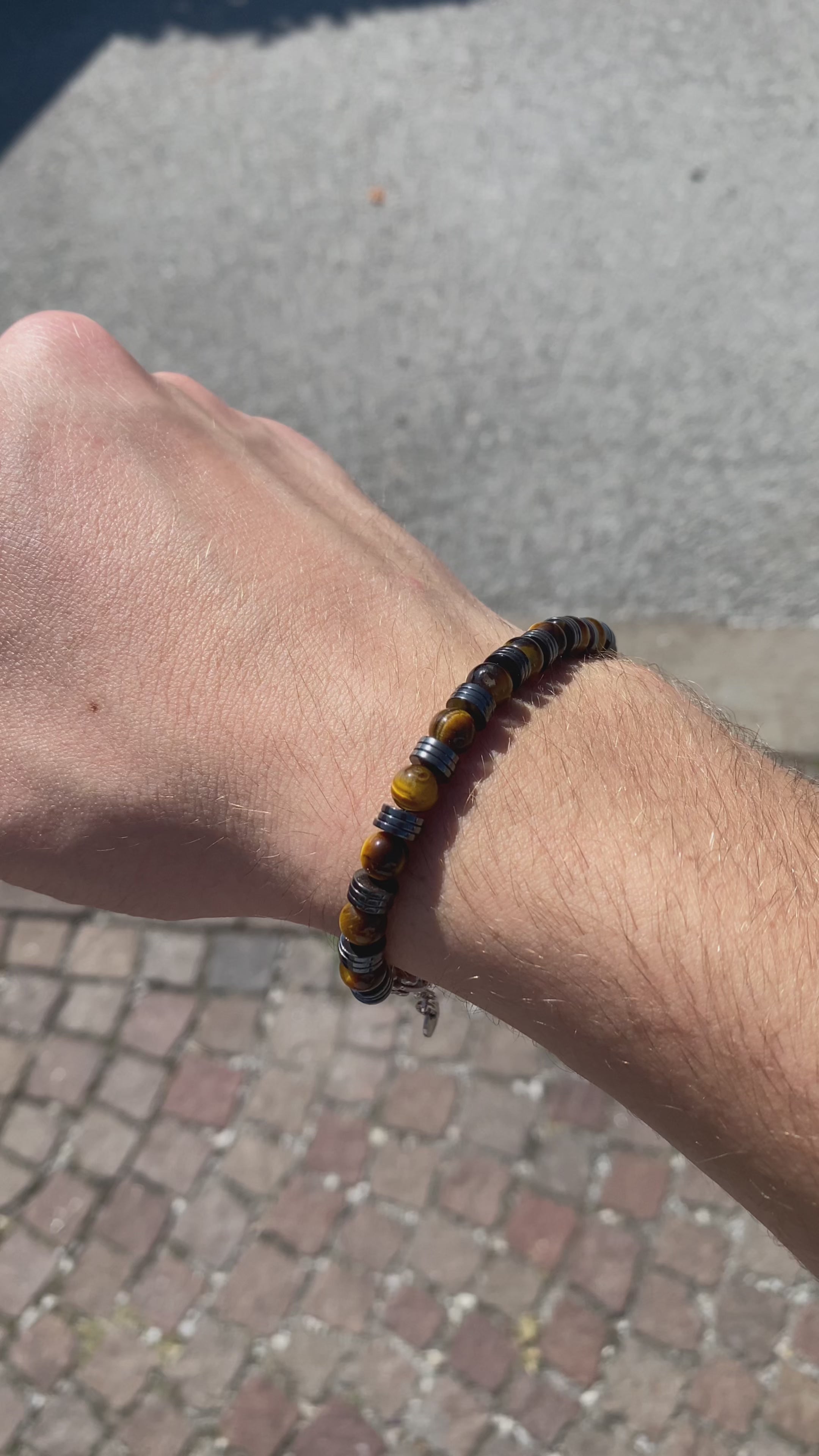 Carica video: Bracciale Sospiri in ematite e occhio di tigre