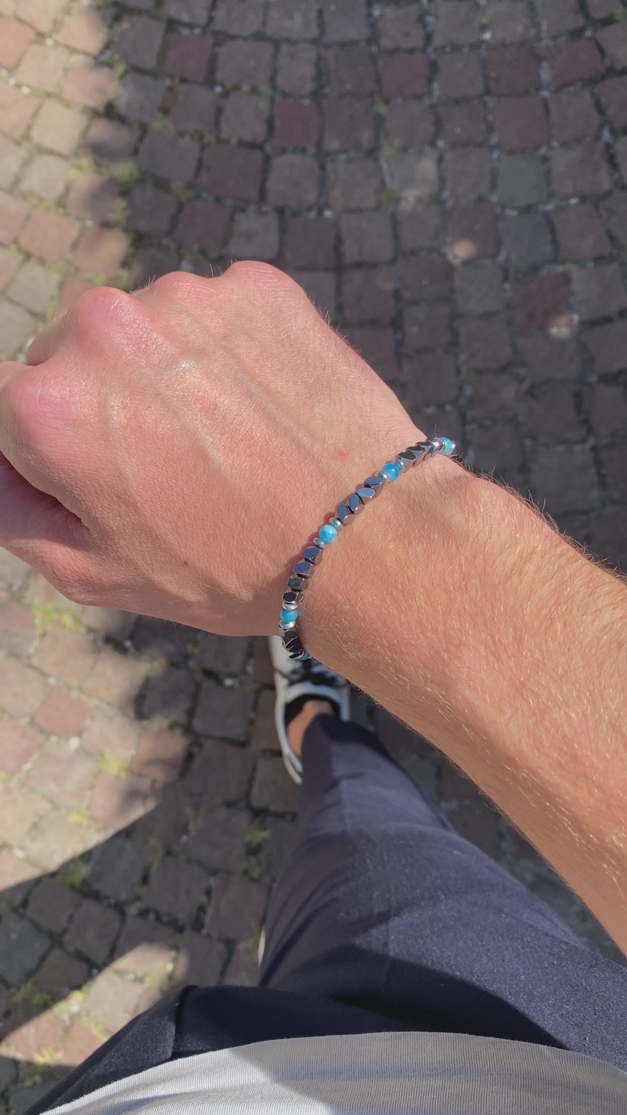 Carica video: Bracciale Onda in Ematite e Apatite Blu oceano