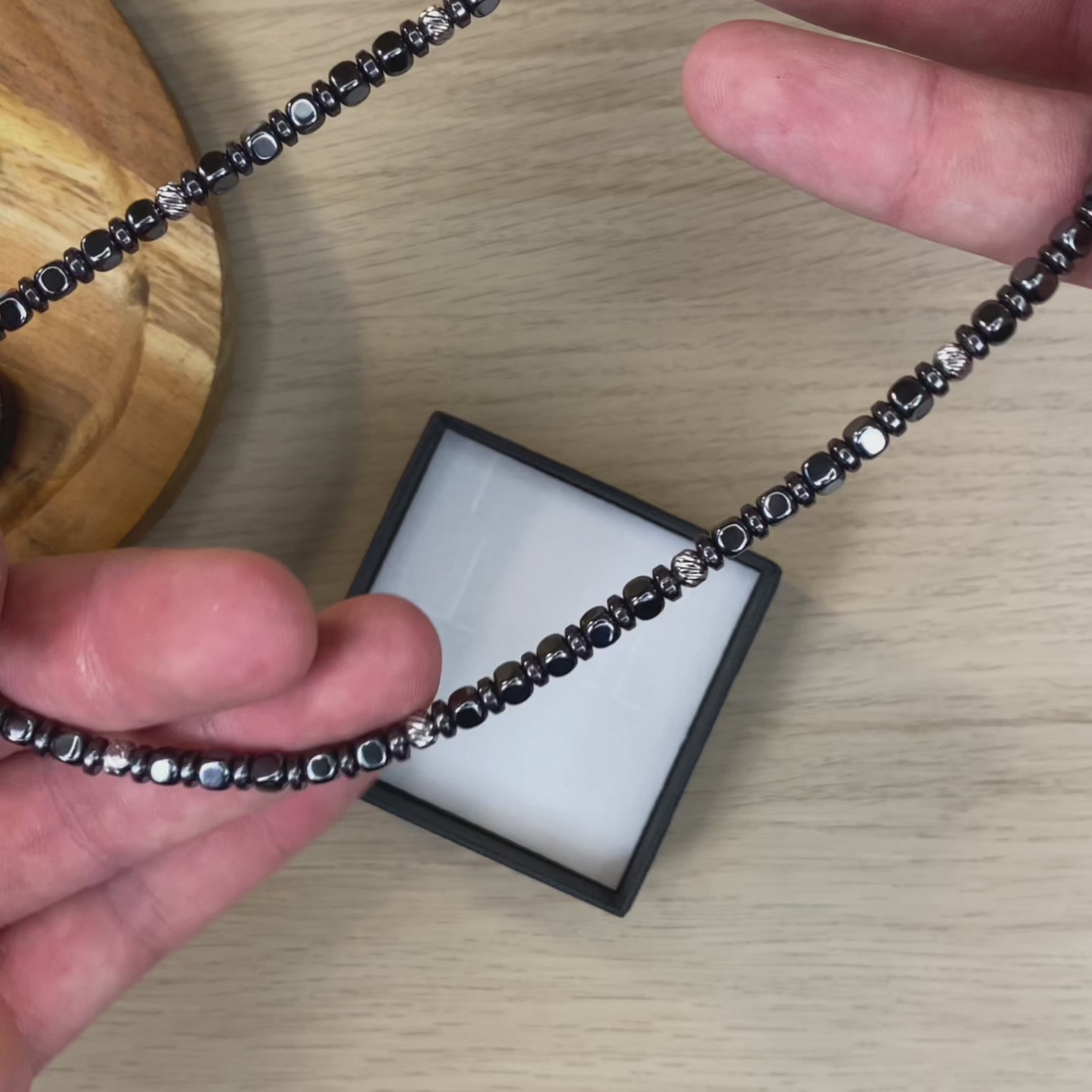 Carica video: Collana Navàl in ematite