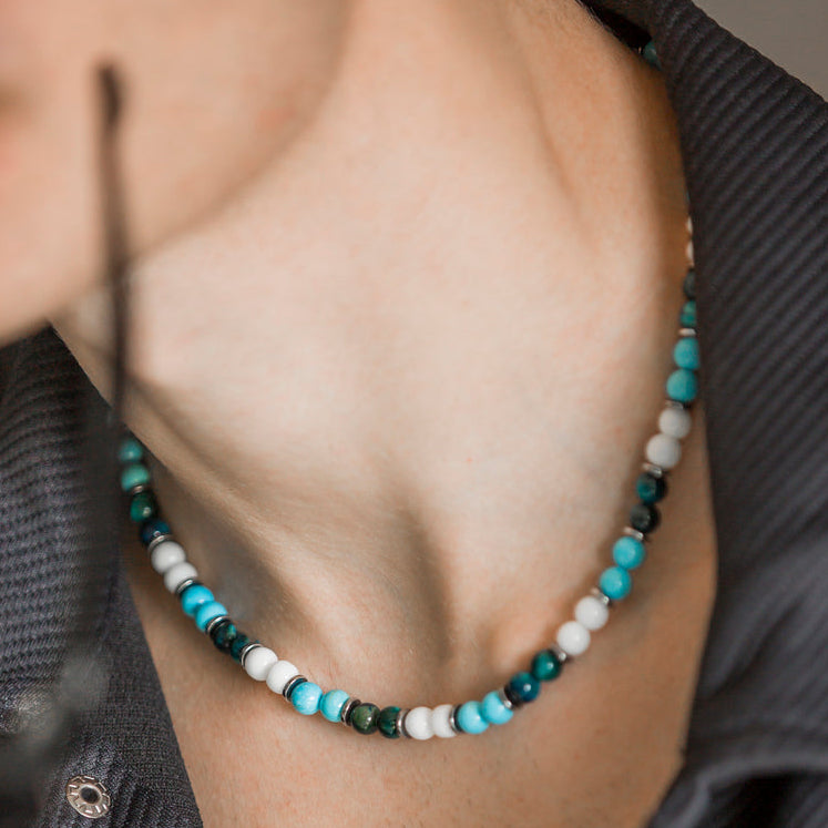 Collana occhio di tigre e agata uomo indossata - Lab93Studio