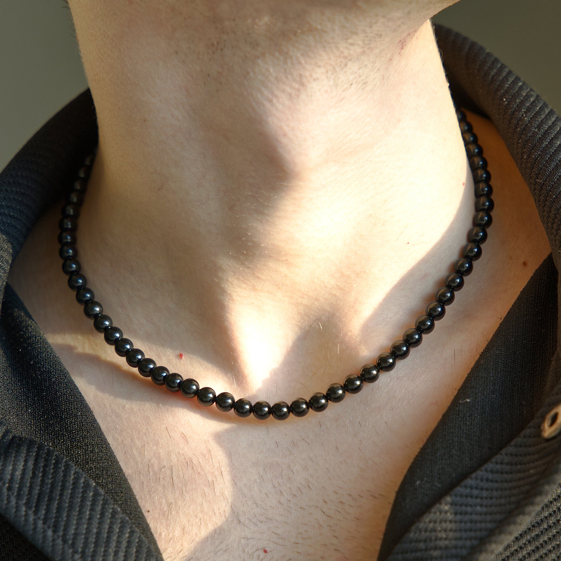 Collana tormalina nera uomo indossata - Lab93Studio