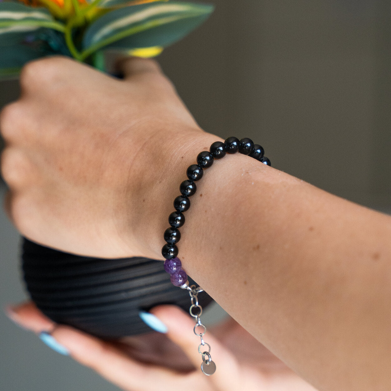 Primo piano del bracciale Tormalina e Ametista al polso, Lab93Studio Galliera Veneta