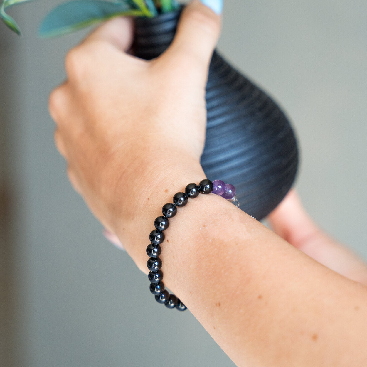 Zoom del bracciale Tormalina e Ametista indossato, artigianato Lab93Studio