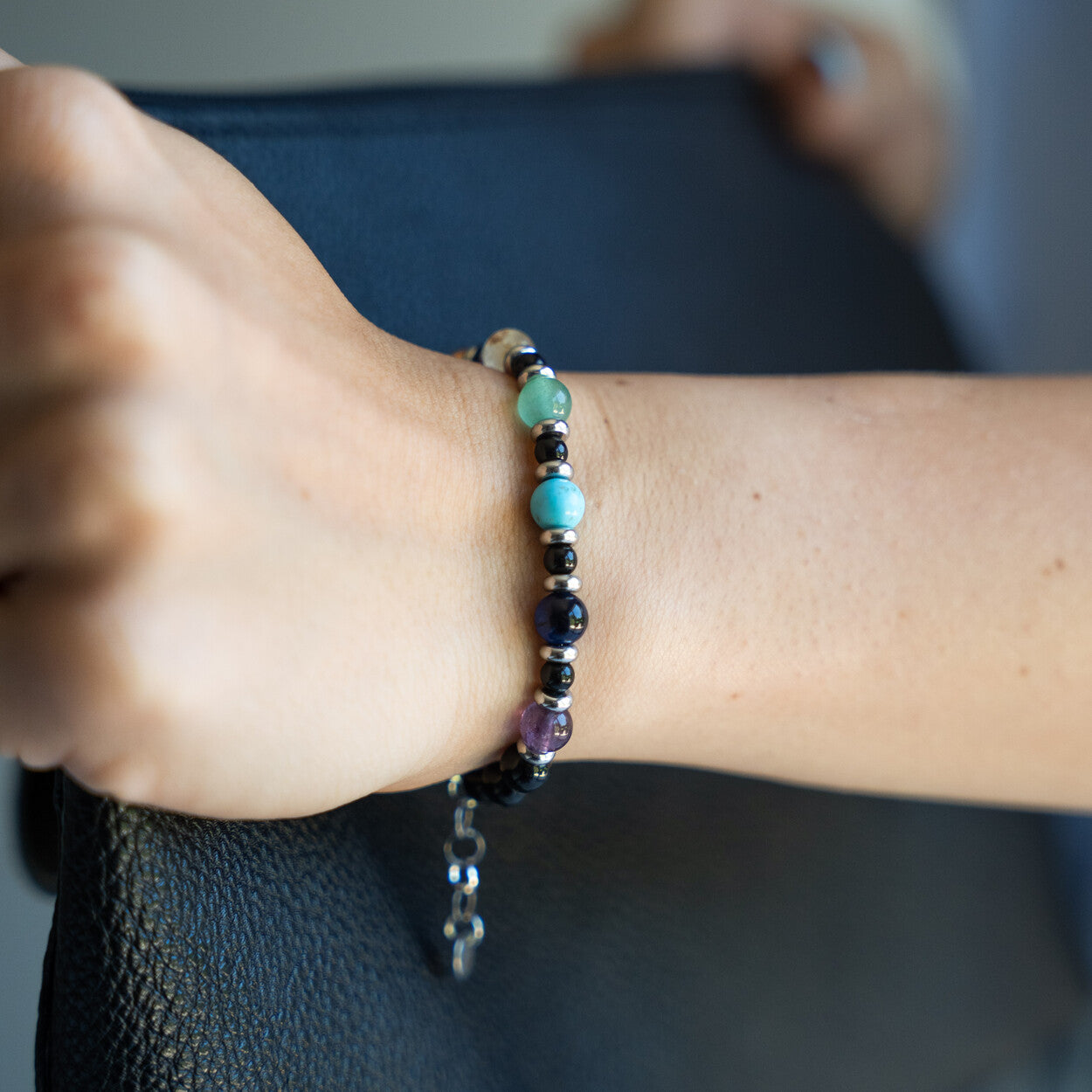 Zoom del bracciale Chakra indossato, artigianato Lab93Studio