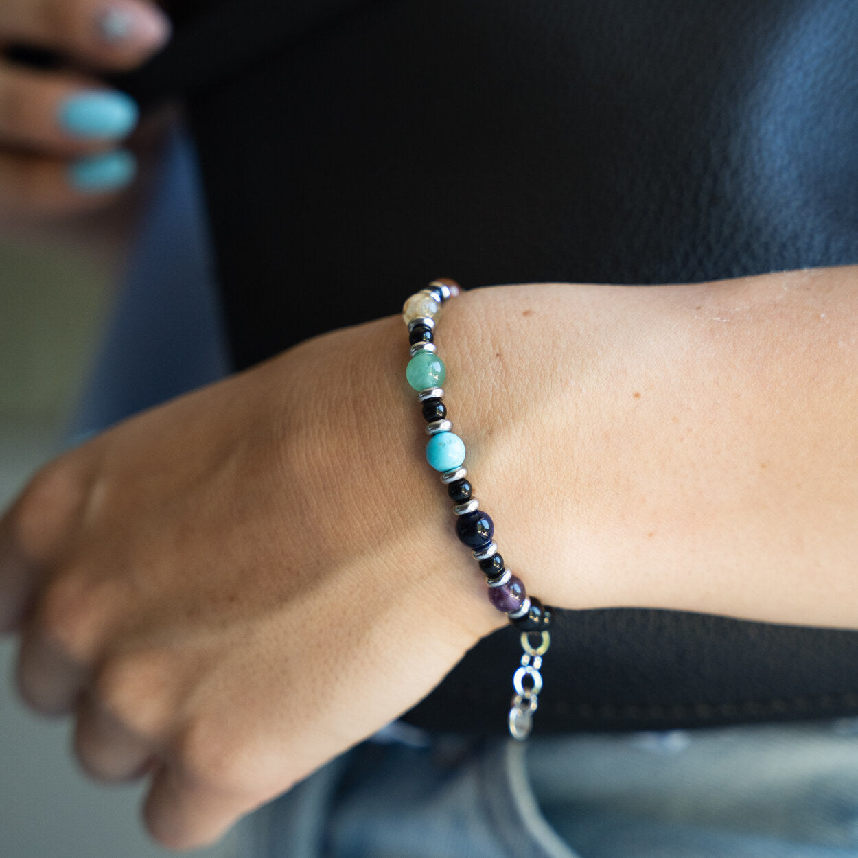 Primo piano del bracciale Chakra al polso, Lab93Studio Galliera Veneta