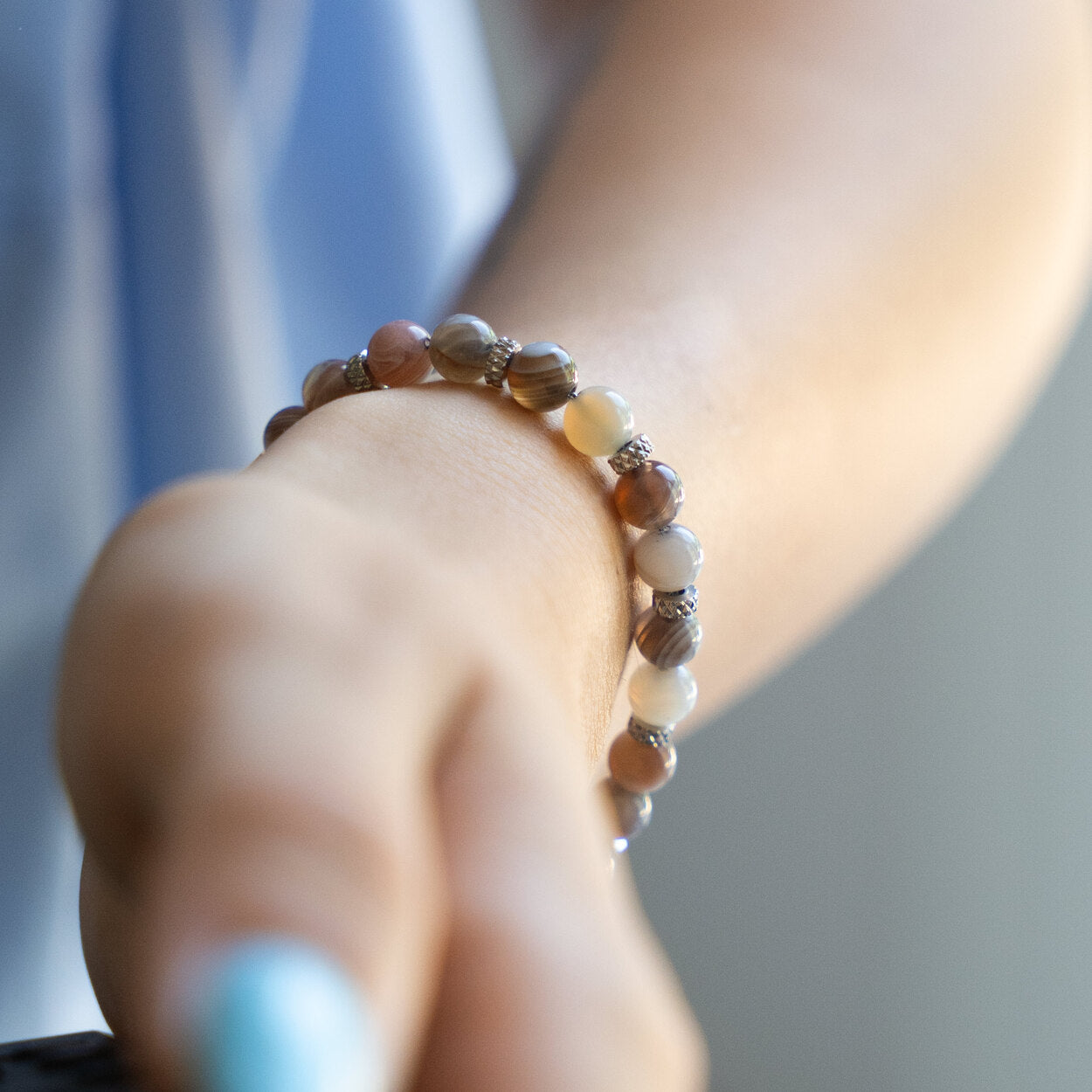 Dettaglio ravvicinato delle pietre del bracciale Diana, fatto a mano Lab93Studio