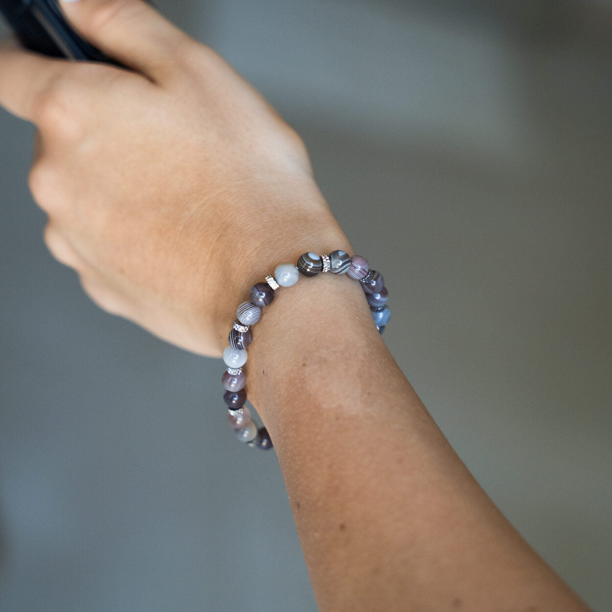 Primo piano del bracciale Diana al polso, Lab93Studio Galliera Veneta