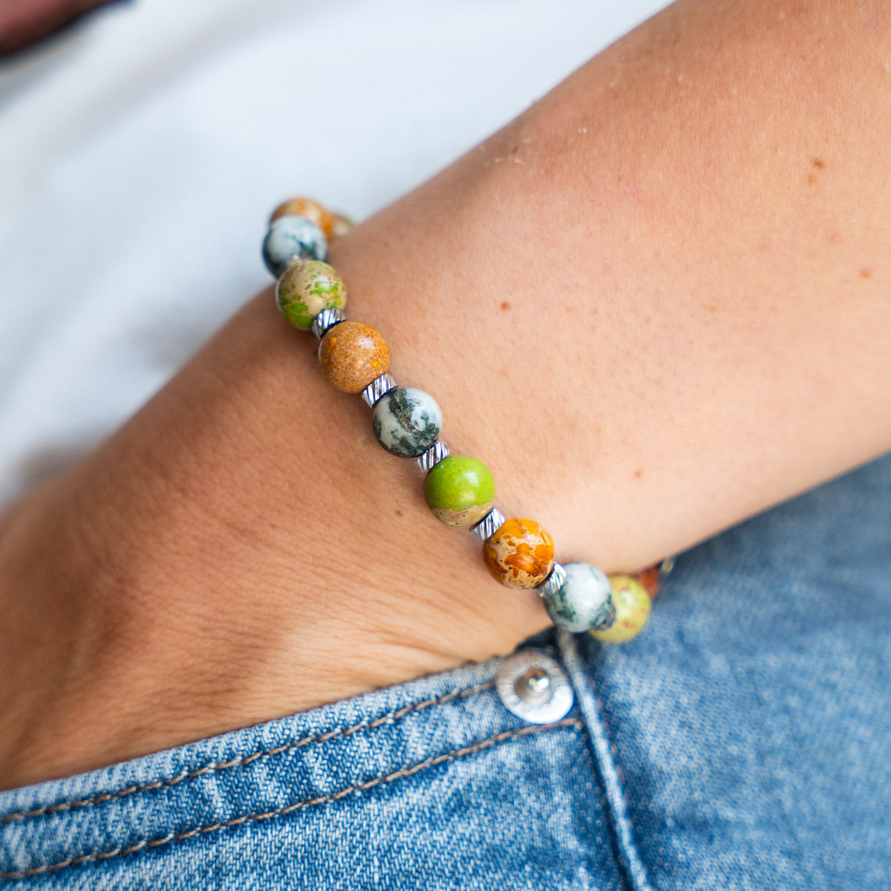 Dettaglio ravvicinato delle pietre del bracciale Edera, fatto a mano Lab93Studio