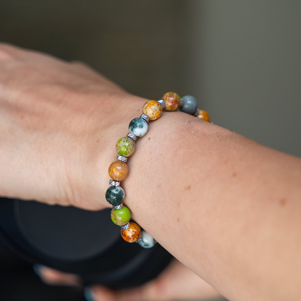 Zoom del bracciale Edera indossato, artigianato Lab93Studio