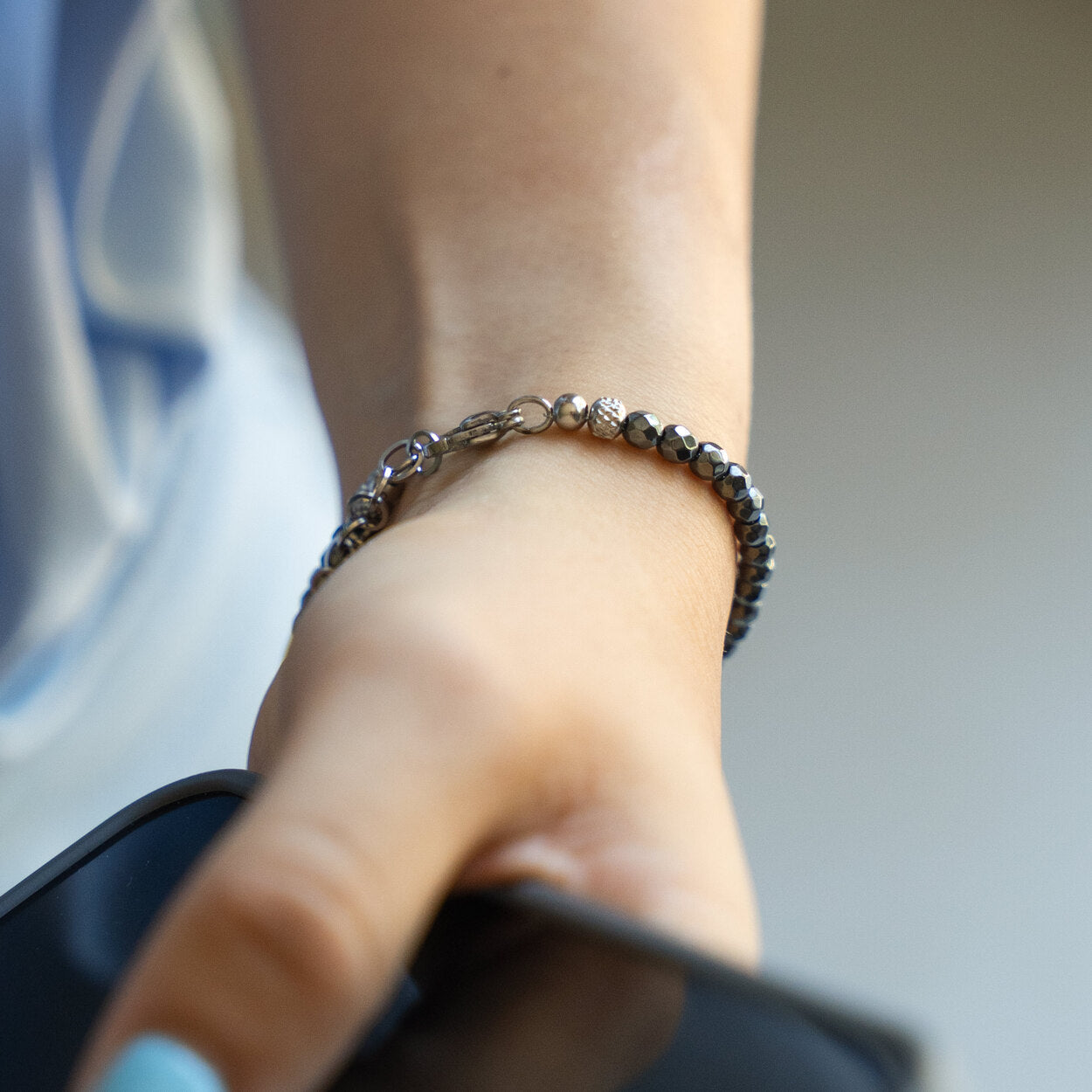 Dettaglio ravvicinato delle pietre del bracciale Luce, fatto a mano Lab93Studio