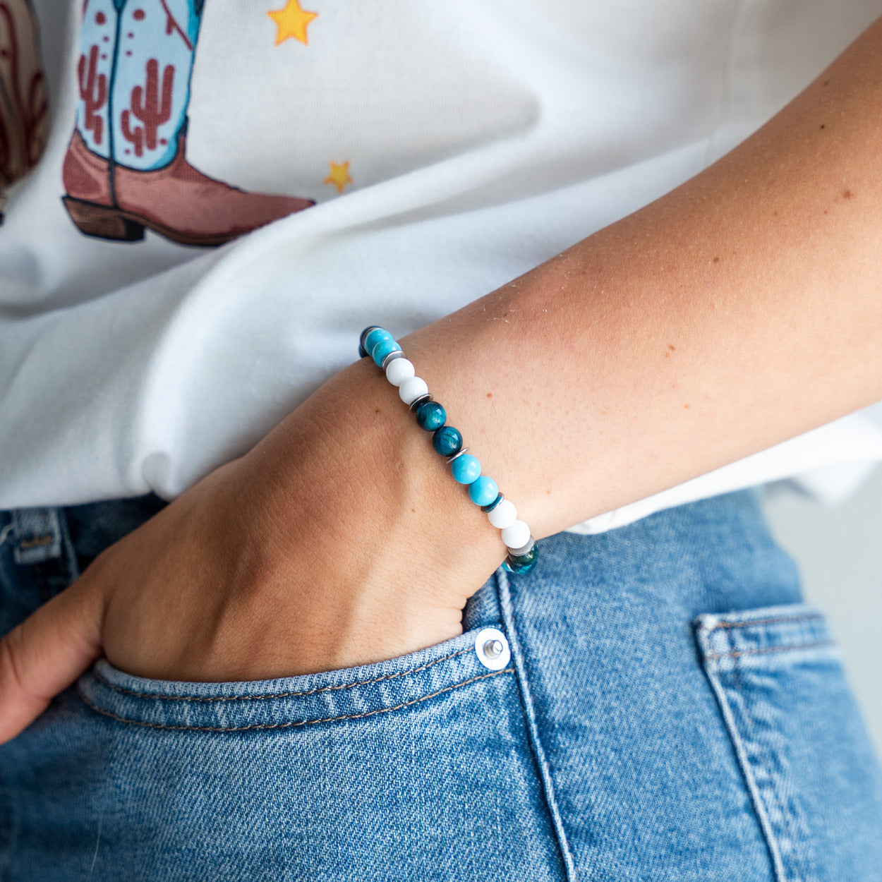 Bracciale artigianale donna Lungomare indossato al polso con mano in tasca, Lab93Studio