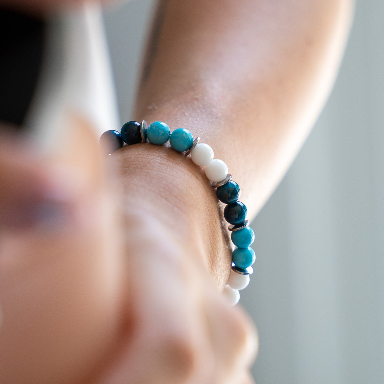 Zoom del bracciale Lungomare indossato, artigianato Lab93Studio