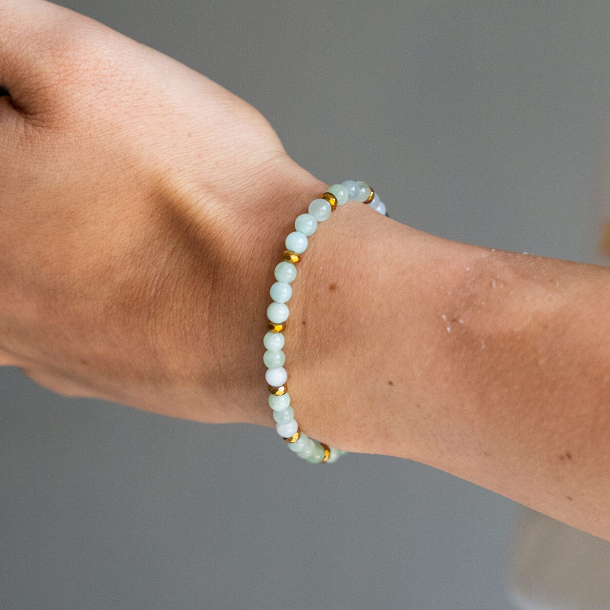 Bracciale artigianale donna Respiro d'Oceano indossato al polso, Lab93Studio