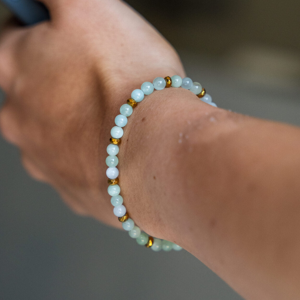 Zoom del bracciale Respiro d'Oceano indossato, artigianato Lab93Studio