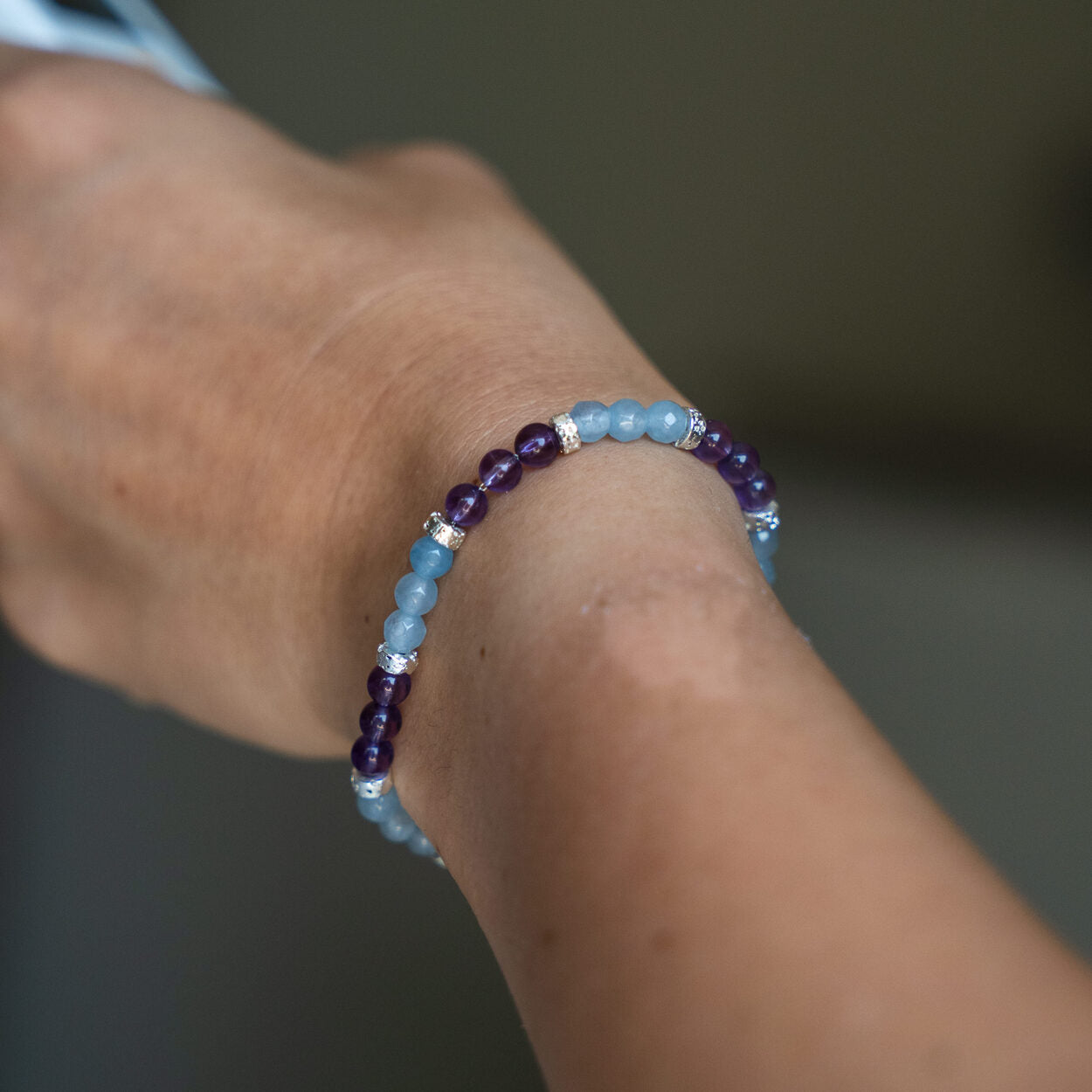 Primo piano del bracciale Ruggiada al polso, Lab93Studio