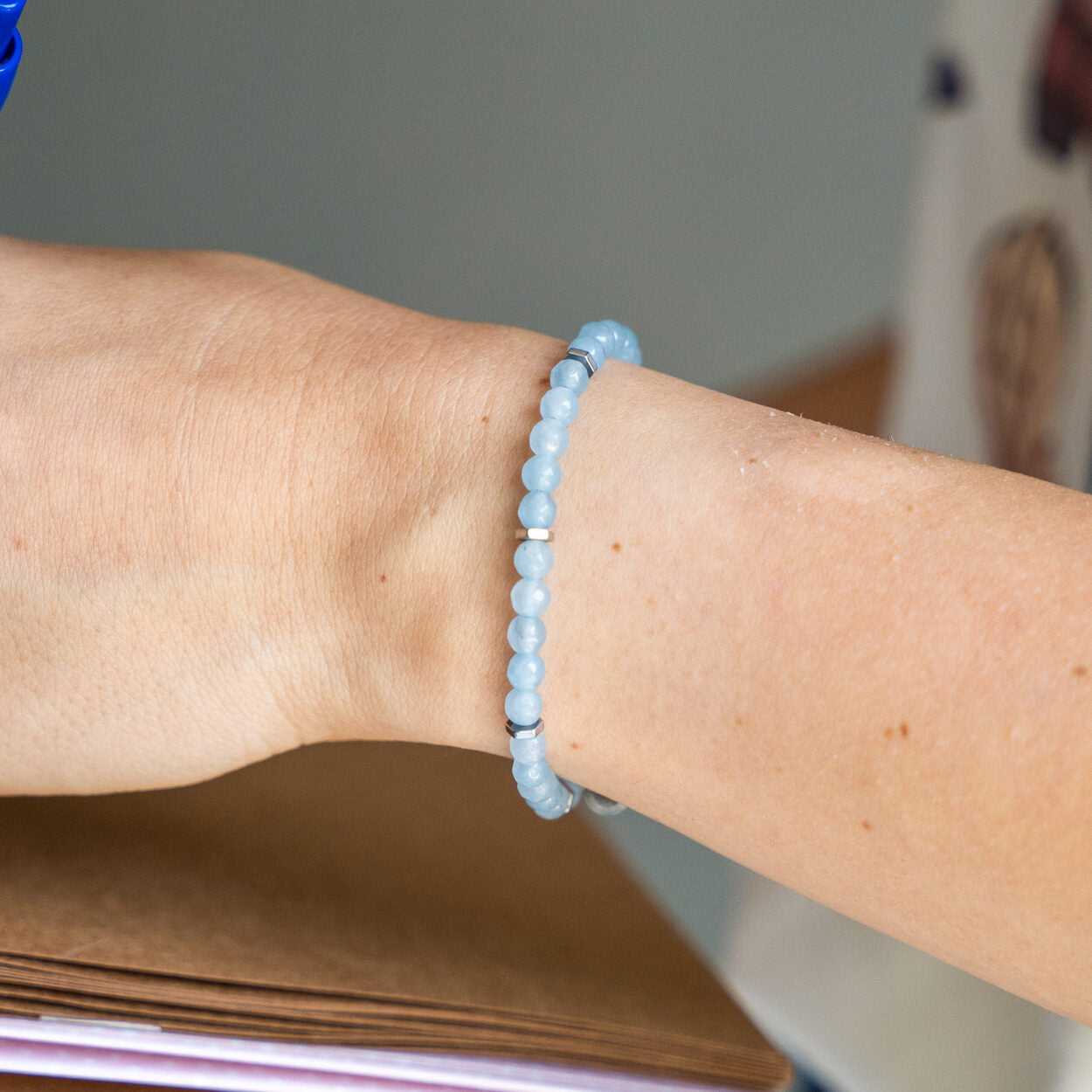Dettaglio ravvicinato delle pietre del bracciale Serenità, fatto a mano Lab93Studio