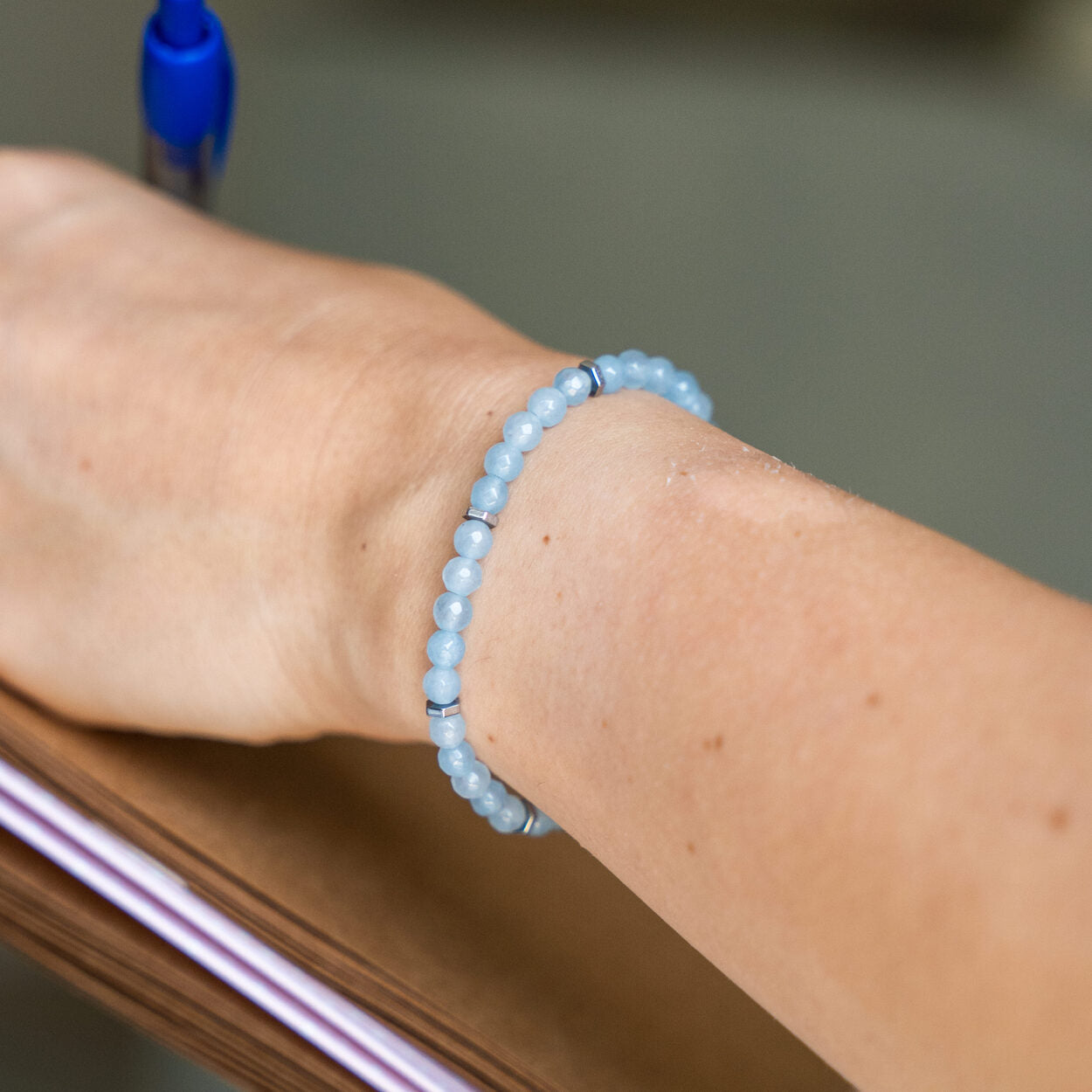 Zoom sulla chiusura del bracciale Serenità indossato, artigianato Lab93Studio
