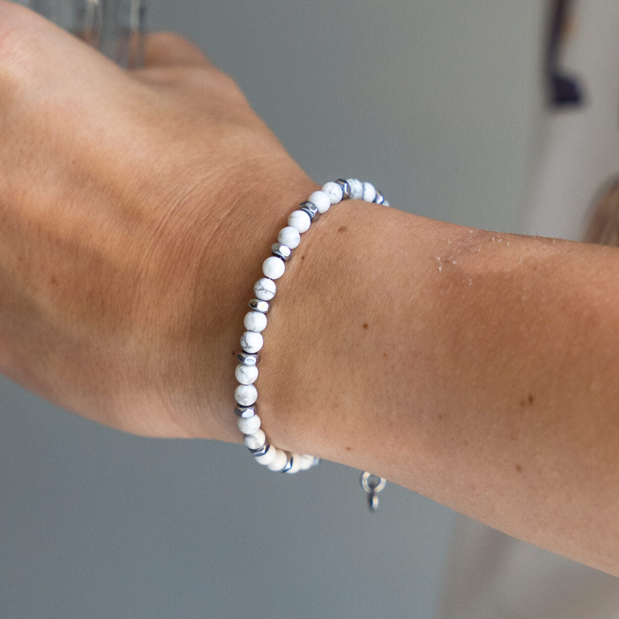 Zoom  del bracciale Silenzio indossato, artigianato Lab93Studio