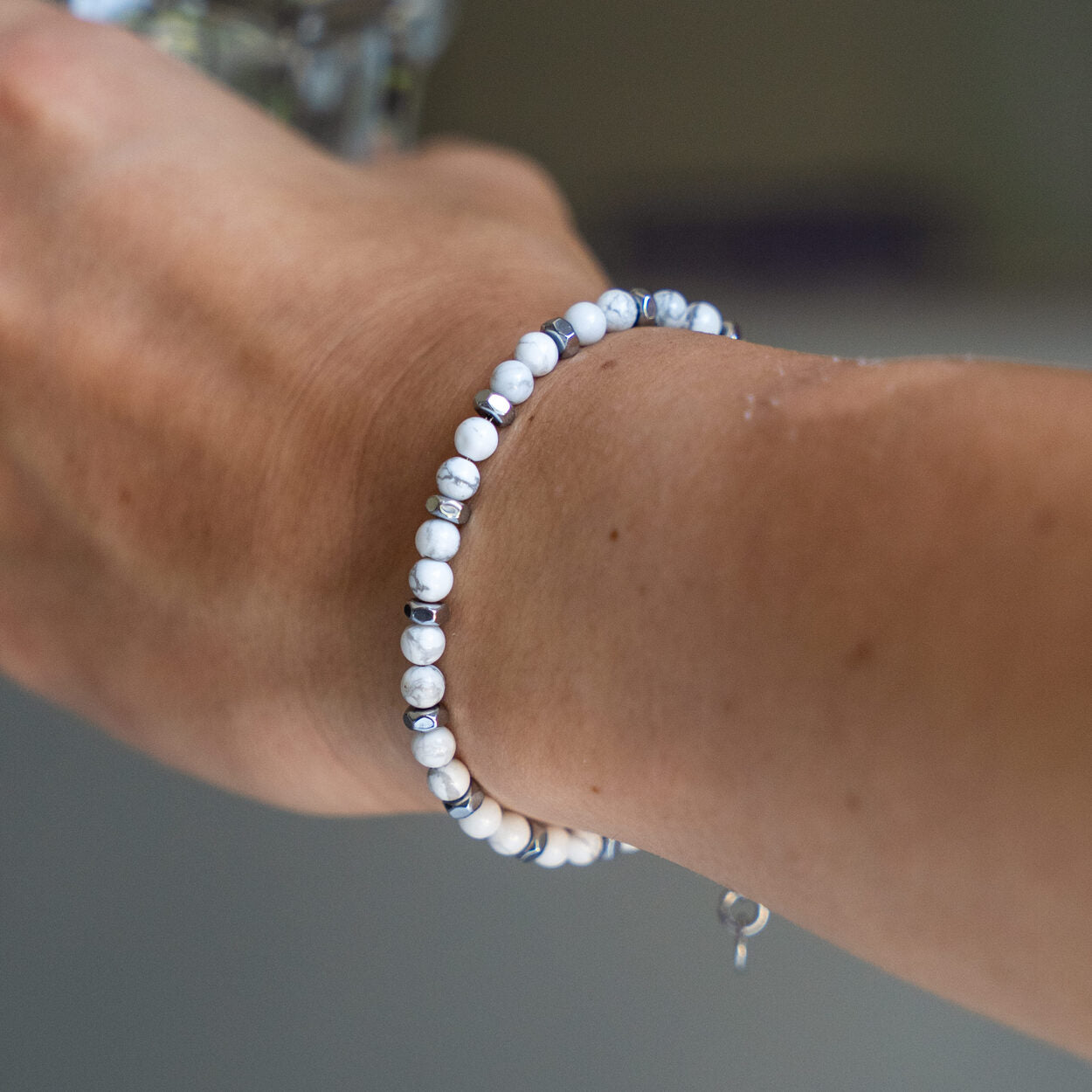 Primo piano del bracciale Silenzio al polso, Lab93Studio