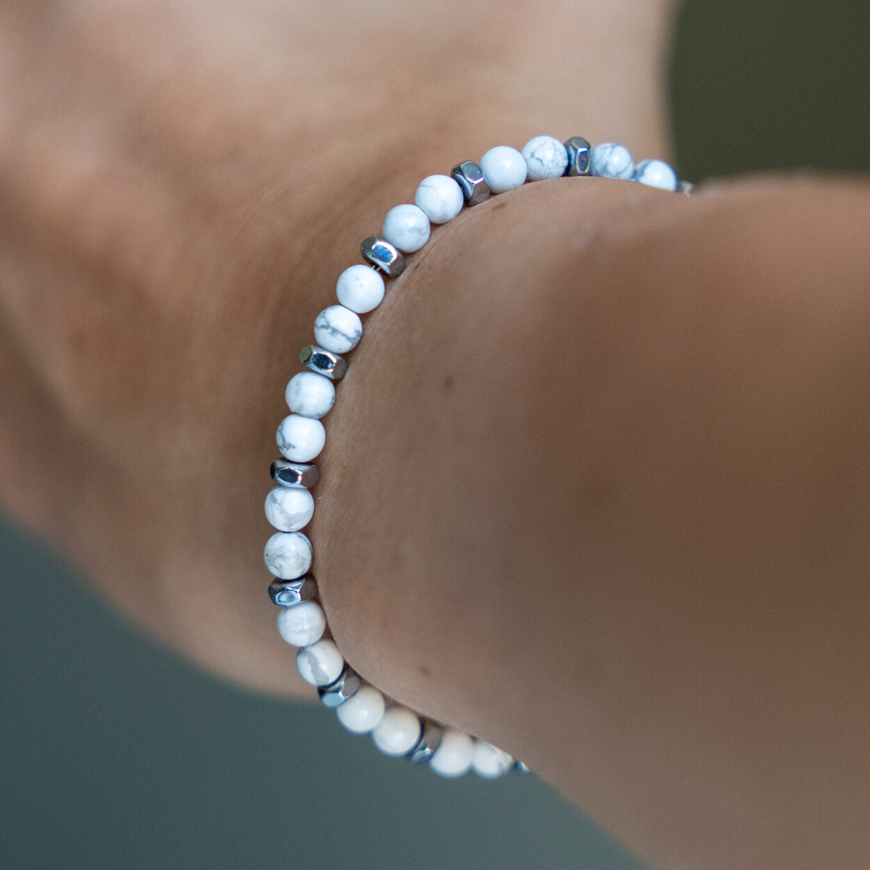 Dettaglio ravvicinato delle pietre del bracciale Silenzio, fatto a mano Lab93Studio