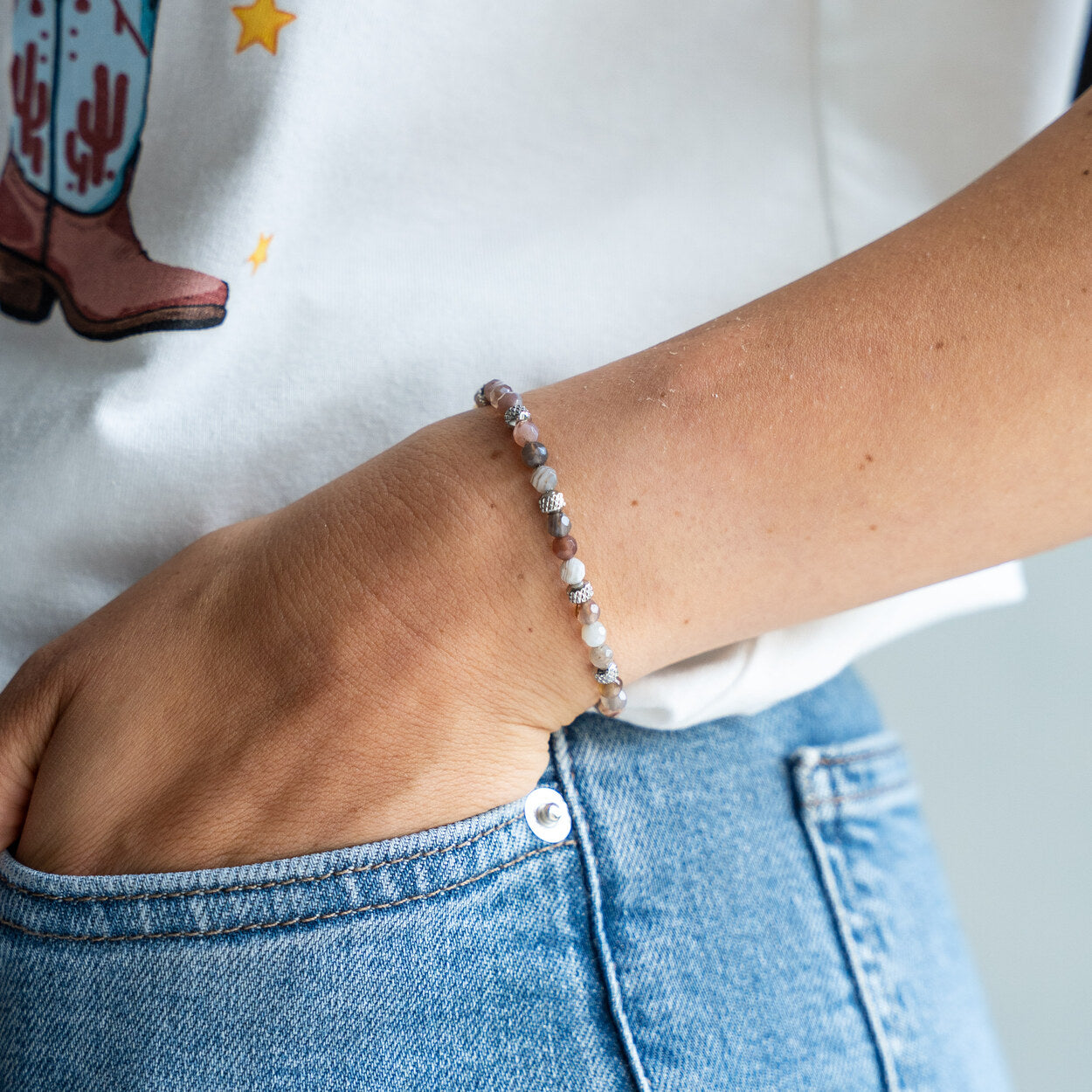 Bracciale artigianale donna Sole di Mezzogiorno indossato al polso con mano in tasca, Lab93Studio
