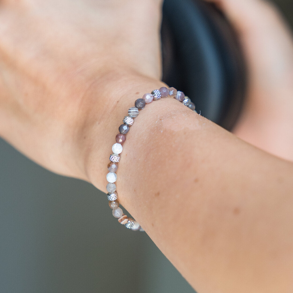 Primo piano del bracciale Sole di Mezzogiorno al polso, Lab93Studio