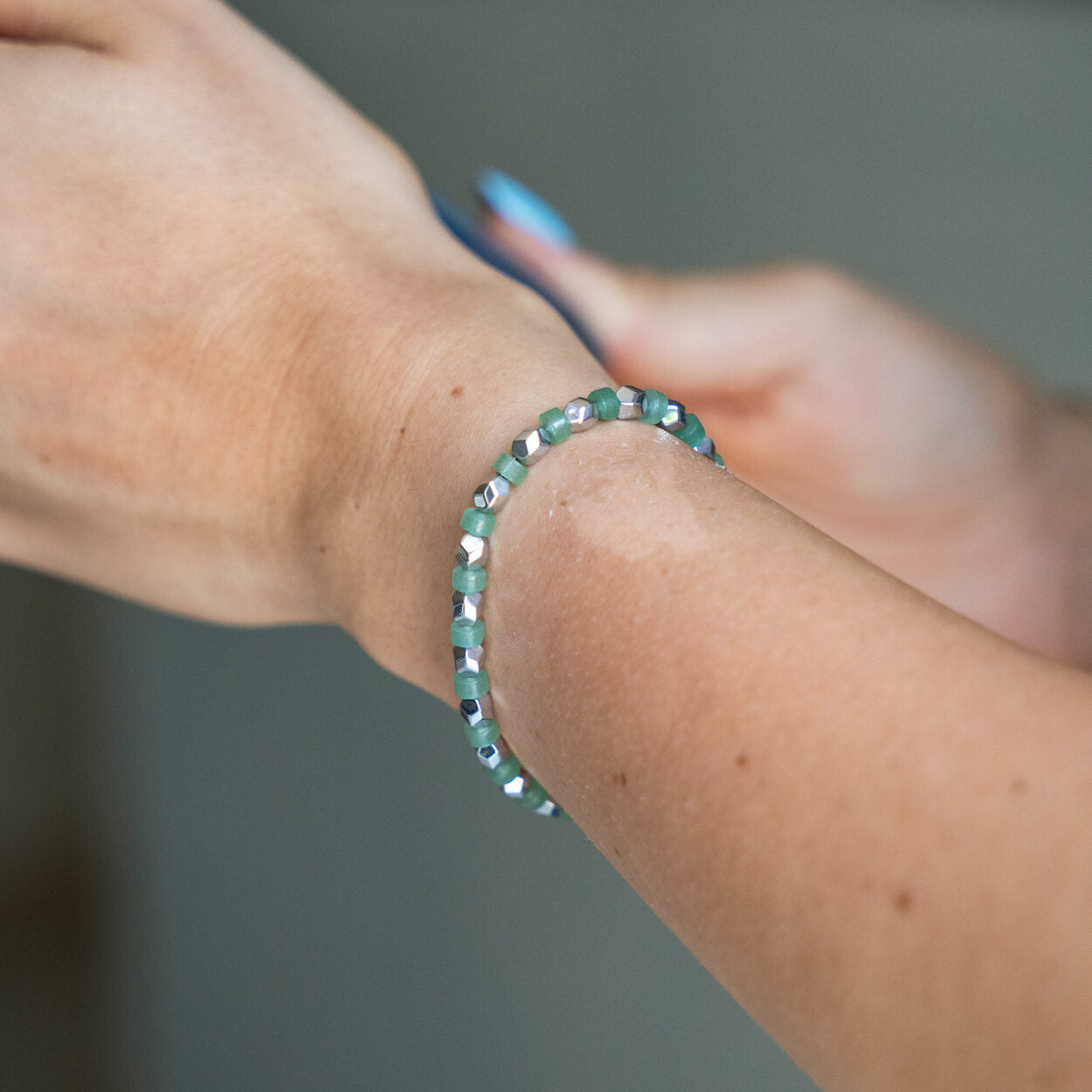 Primo piano del bracciale Venere al polso, Lab93Studio Galliera Veneta