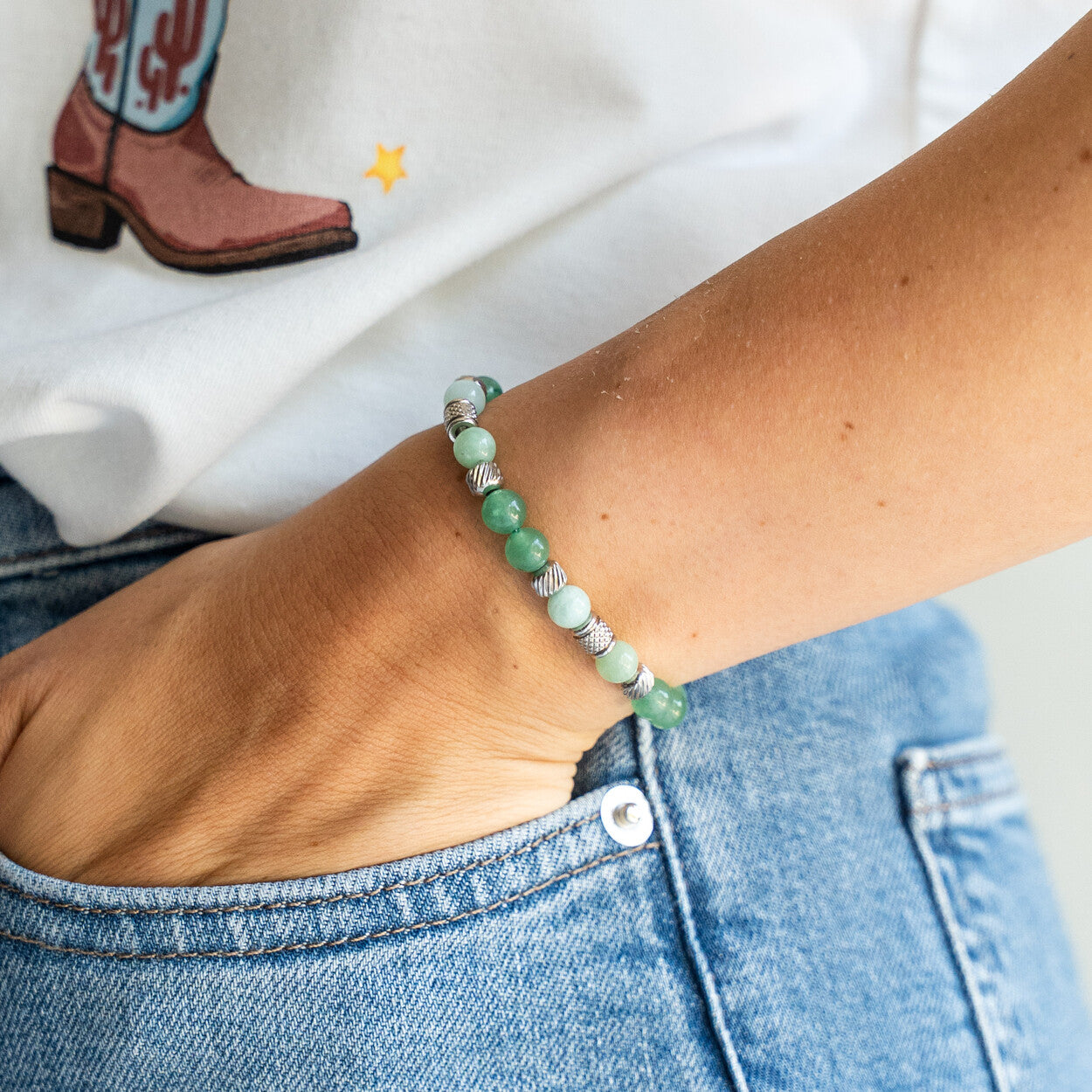Bracciale artigianale donna Verdiana indossato al polso con mano in tasca, Lab93Studio