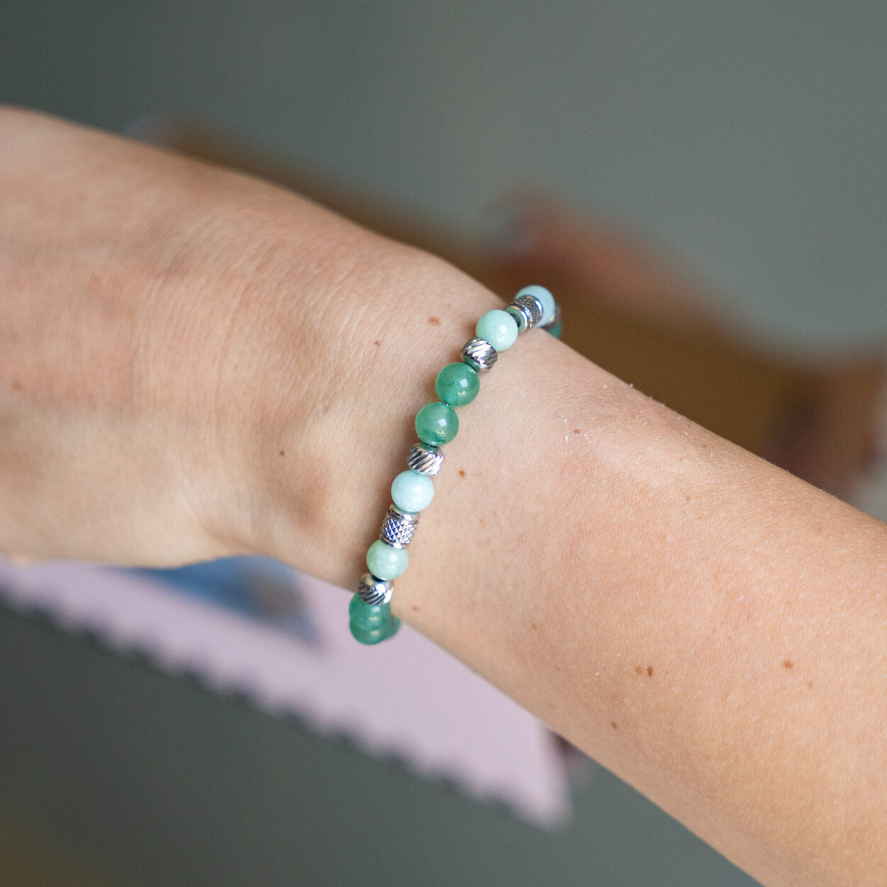 Dettaglio ravvicinato delle pietre del bracciale Verdiana, fatto a mano Lab93Studio