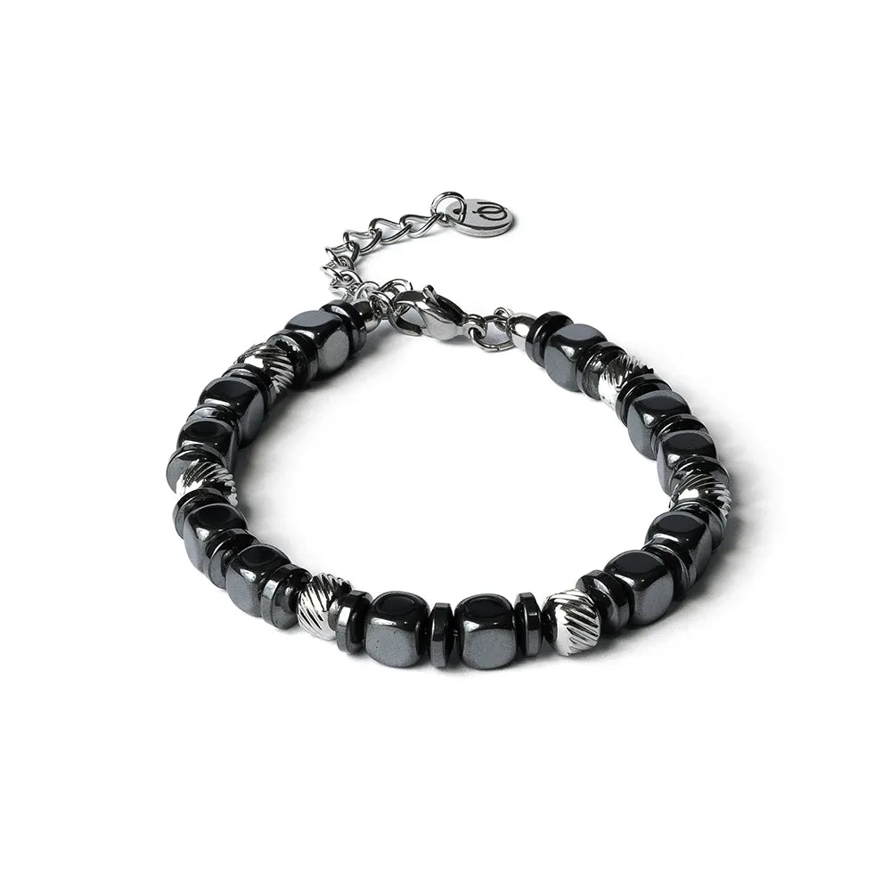Bracciale Navàl in ematite naturale su sfondo bianco, Lab93Studio
