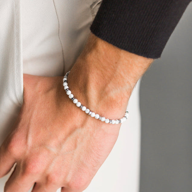 Bracciale Silenzio in aulite bianca naturale indossato al polso, Lab93Studio