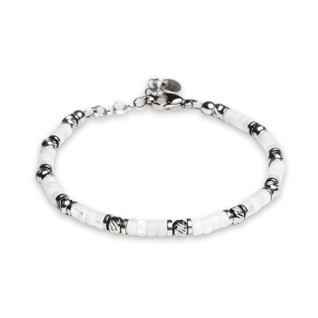 Bracciale Solenne artigianale in madreperla bianca su sfondo bianco, Lab93Studio