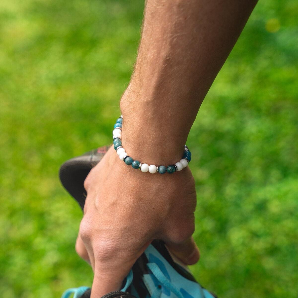 Bracciale artigianale da uomo indossato. Realizzato con agata bianca e apatite azzurra. Lab93Studio