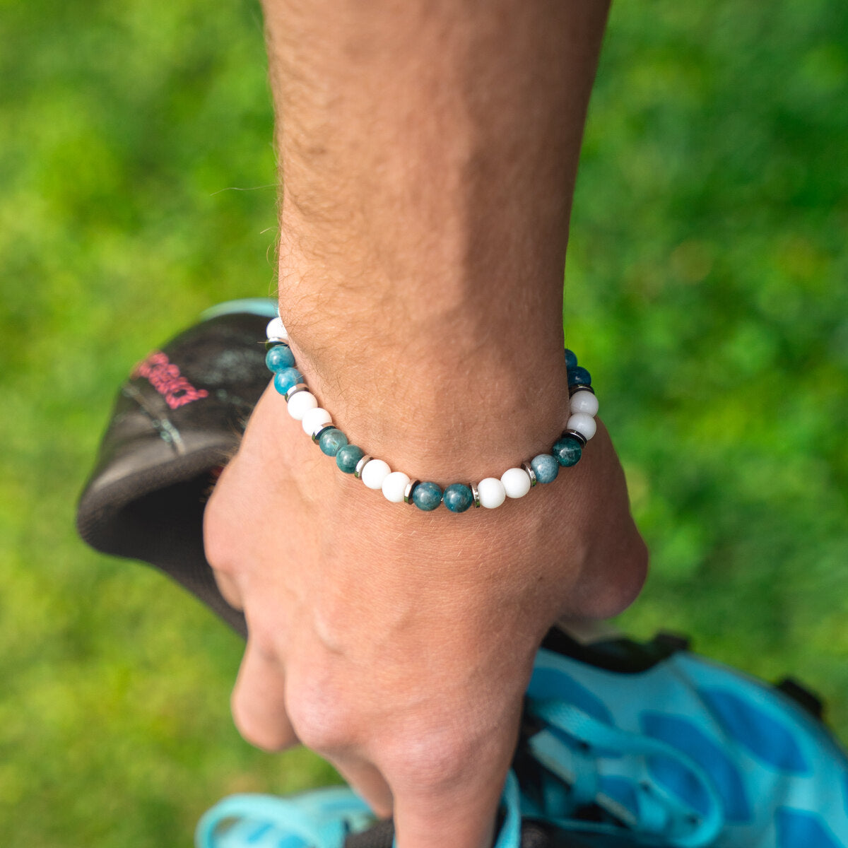 Bracciale artigianale da uomo indossato. Realizzato con agata bianca e apatite azzurra. Lab93Studio