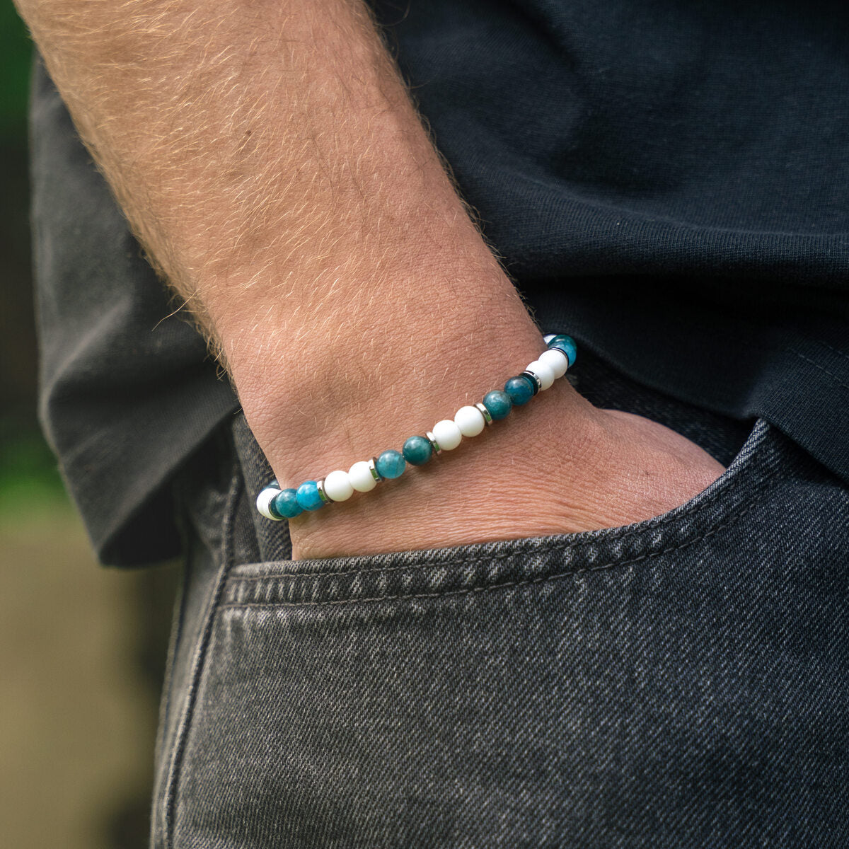 Bracciale artigianale da uomo indossato. Realizzato con agata bianca e apatite azzurra. Lab93Studio