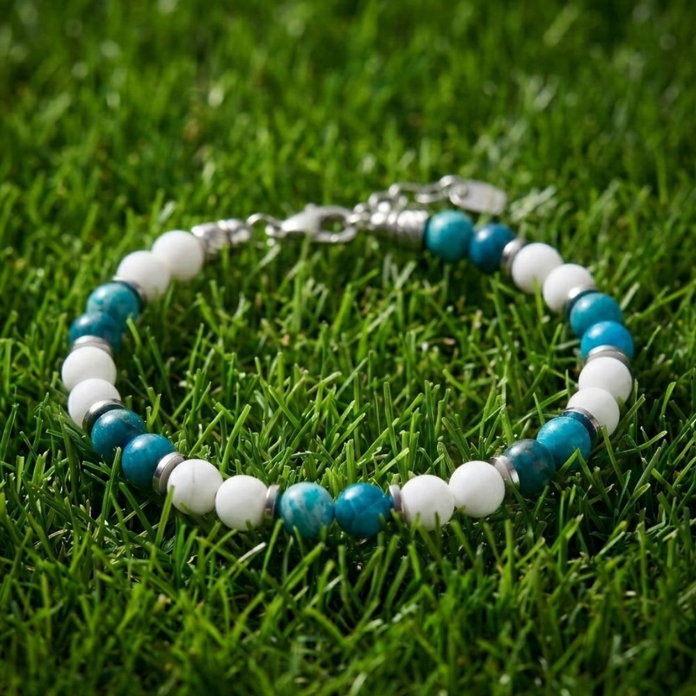 Bracciale artigianale da uomo su prato. Realizzato con agata bianca e apatite azzurra. Lab93Studio