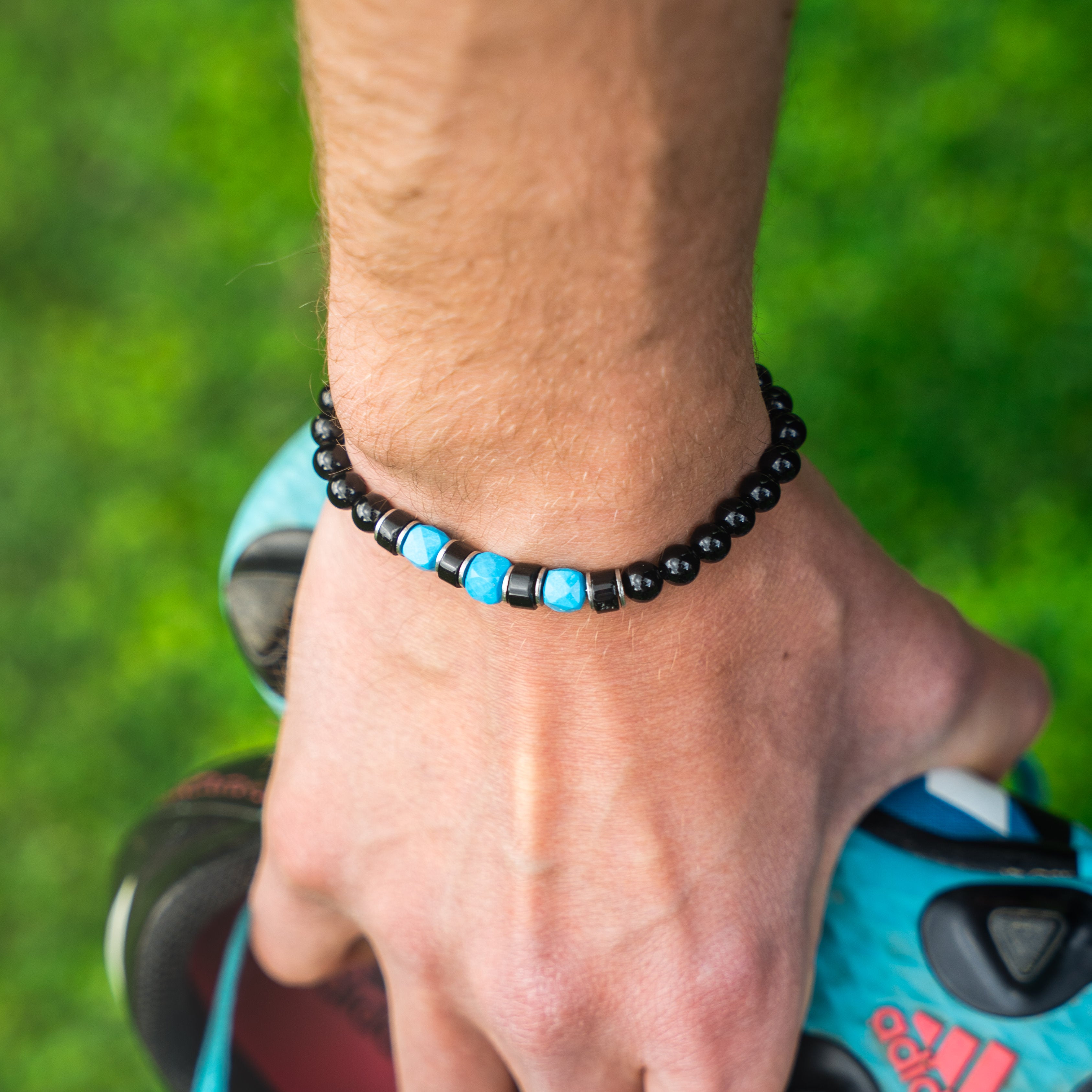 Bracciale artigianale da uomo indossato. Realizzato con onice nero, agata nera e aulite turchese/azzurra. Lab93Studio