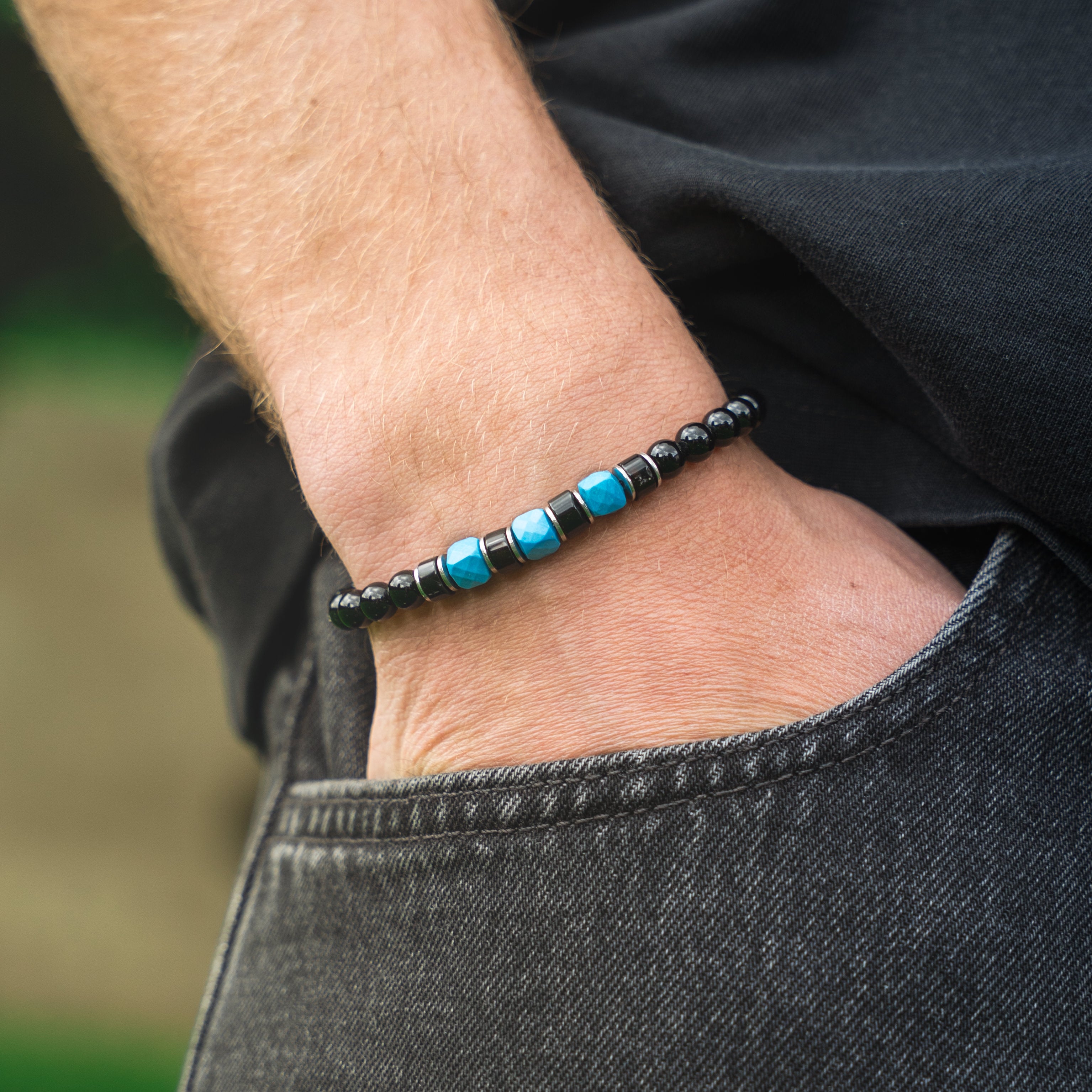 Bracciale artigianale da uomo indossato. Realizzato con onice nero, agata nera e aulite turchese/azzurra. Lab93Studio