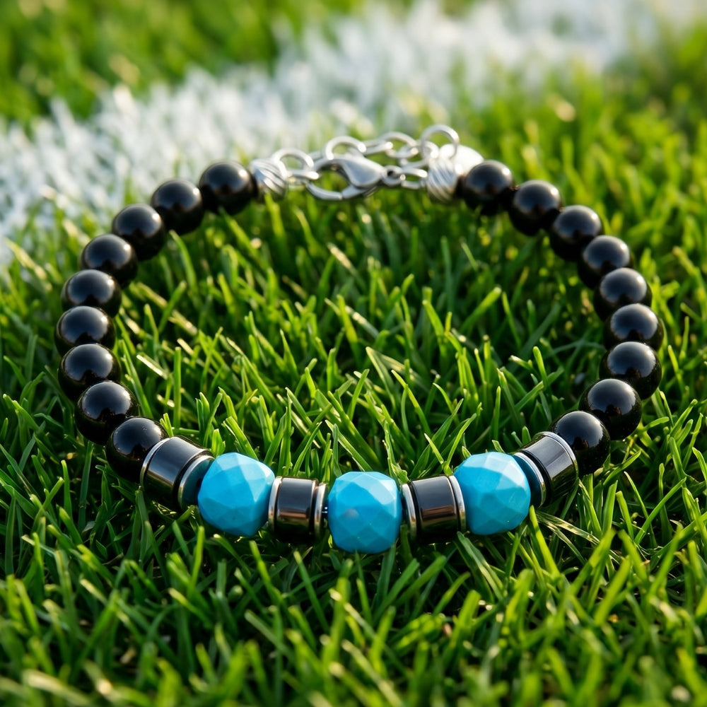 Bracciale artigianale da uomo su prato. Realizzato con onice nero, agata nera e aulite turchese/azzurra. Lab93Studio