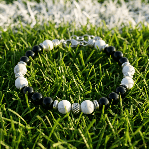 Bracciale artigianale da uomo su prato. Realizzato con aulite bianca e onice nero. Lab93Studio