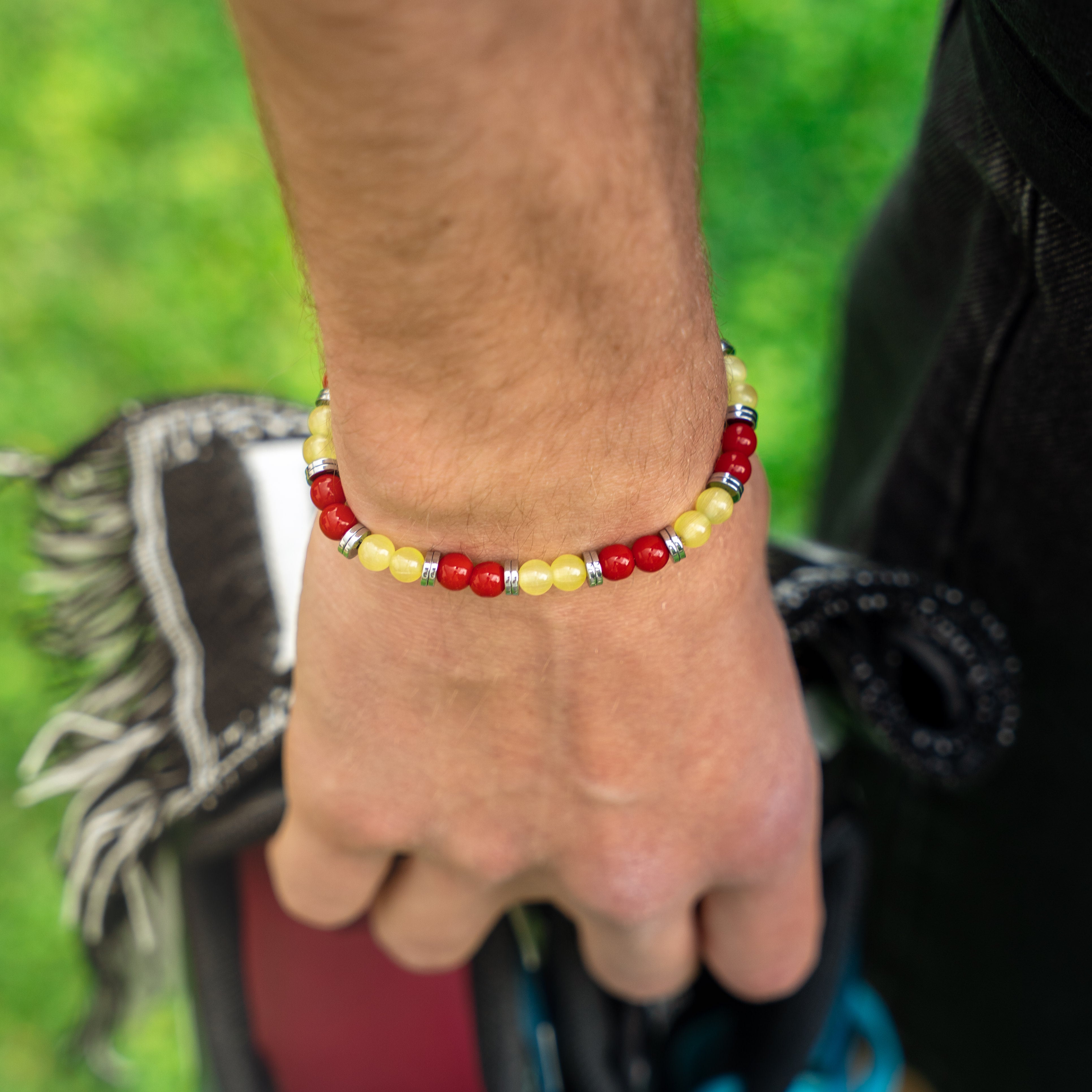 Bracciale artigianale da uomo su prato. Realizzato con agata rossa e corniola gialla. Lab93Studio