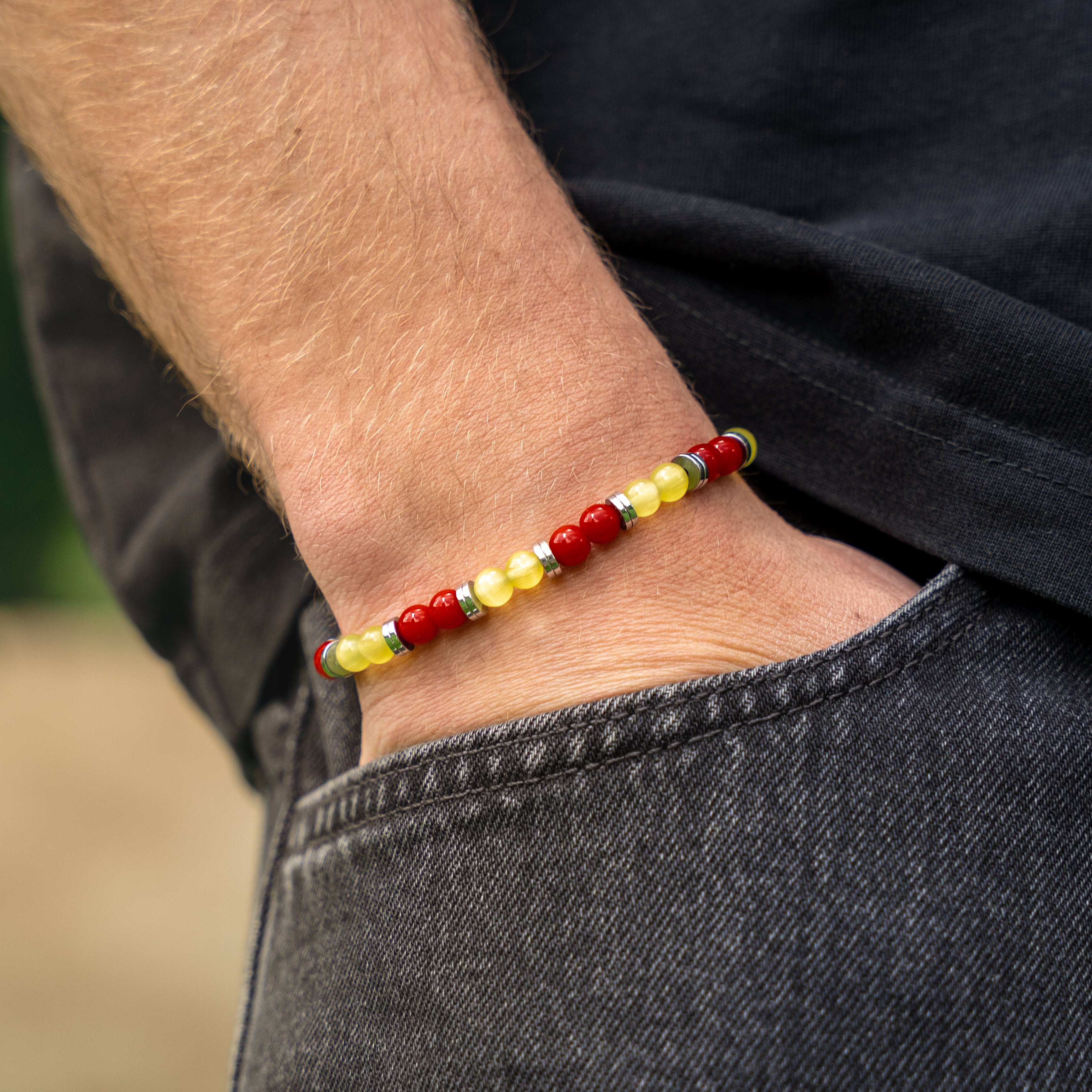 Bracciale artigianale da uomo indossato. Realizzato con agata rossa e corniola gialla. Lab93Studio