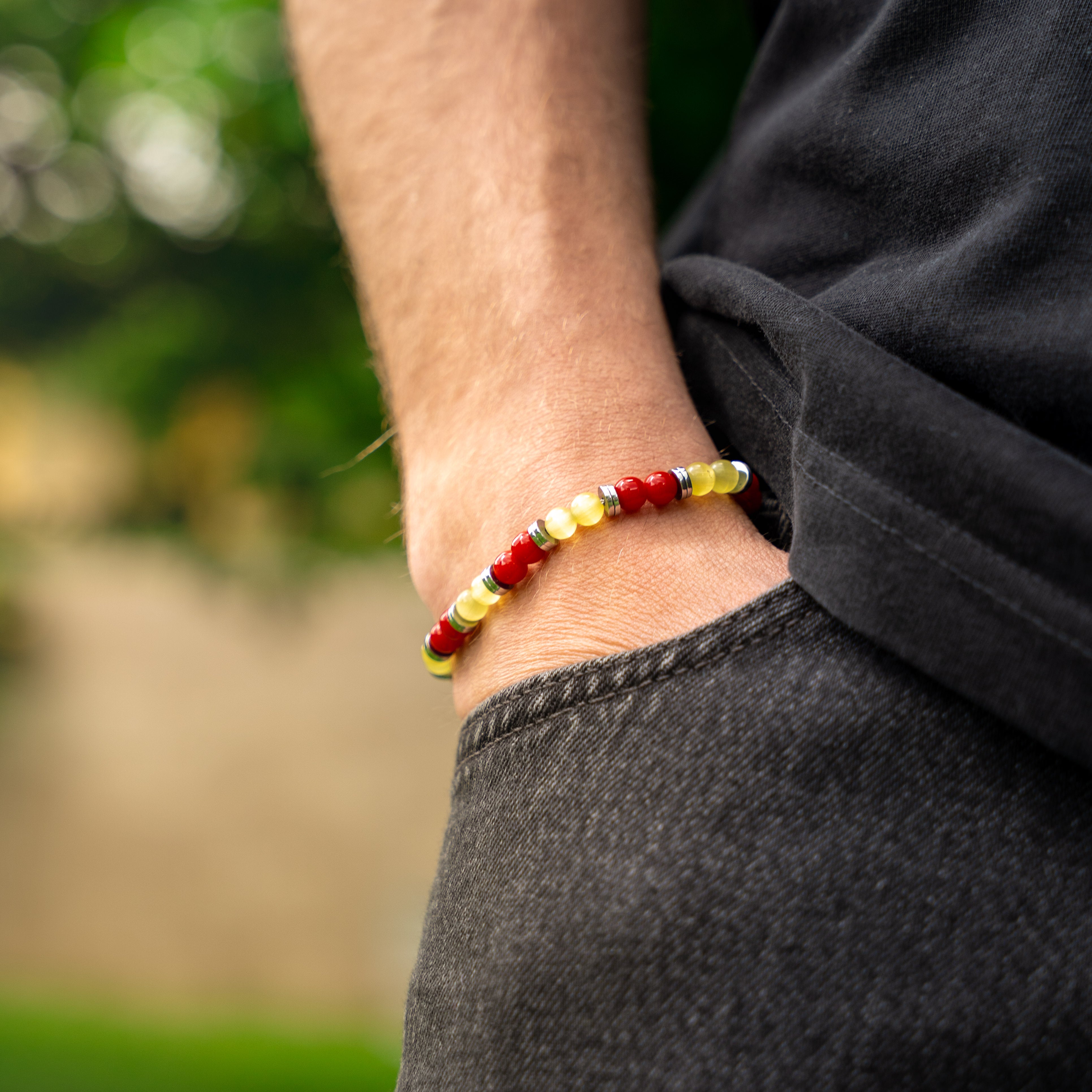 Bracciale artigianale da uomo indossato. Realizzato con agata rossa e corniola gialla. Lab93Studio