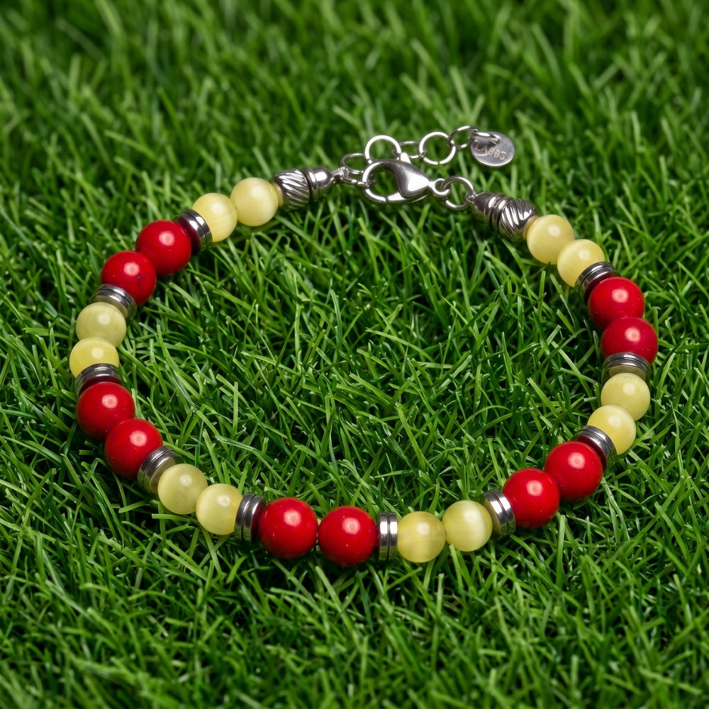 Bracciale artigianale da uomo su prato. Realizzato con agata rossa e corniola gialla. Lab93Studio