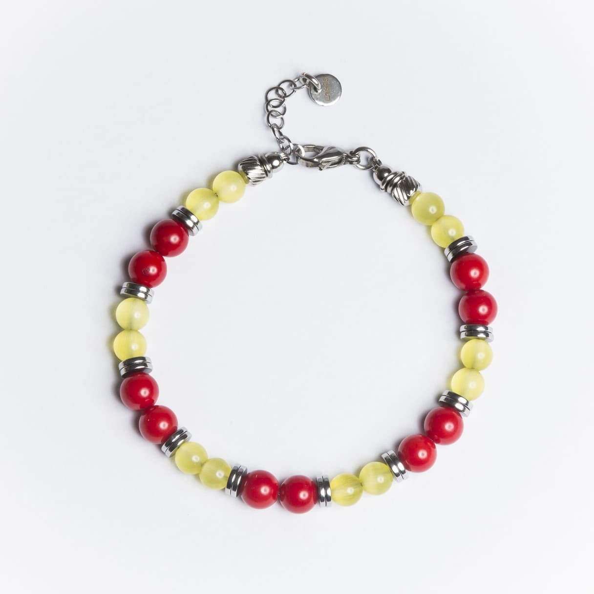Bracciale artigianale da uomo su sfondo bianco. Realizzato con agata rossa e corniola gialla. Lab93Studio