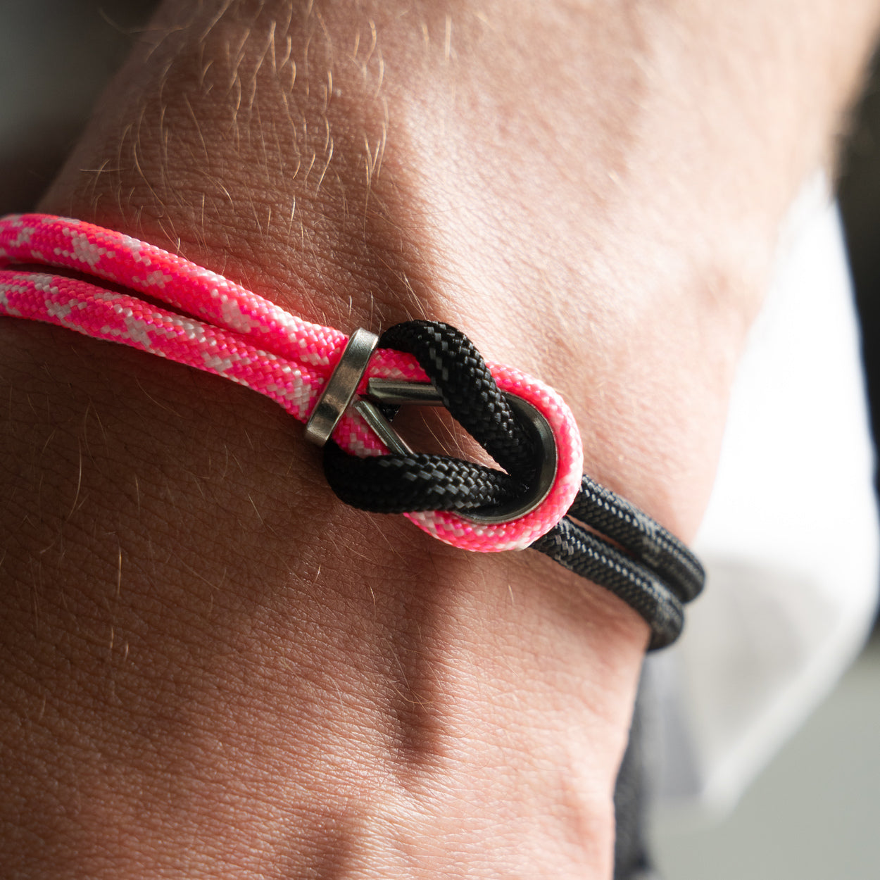 Dettaglio nodo bracciale Portofino Aliseo in paracord rosa e nero, Lab93Studio