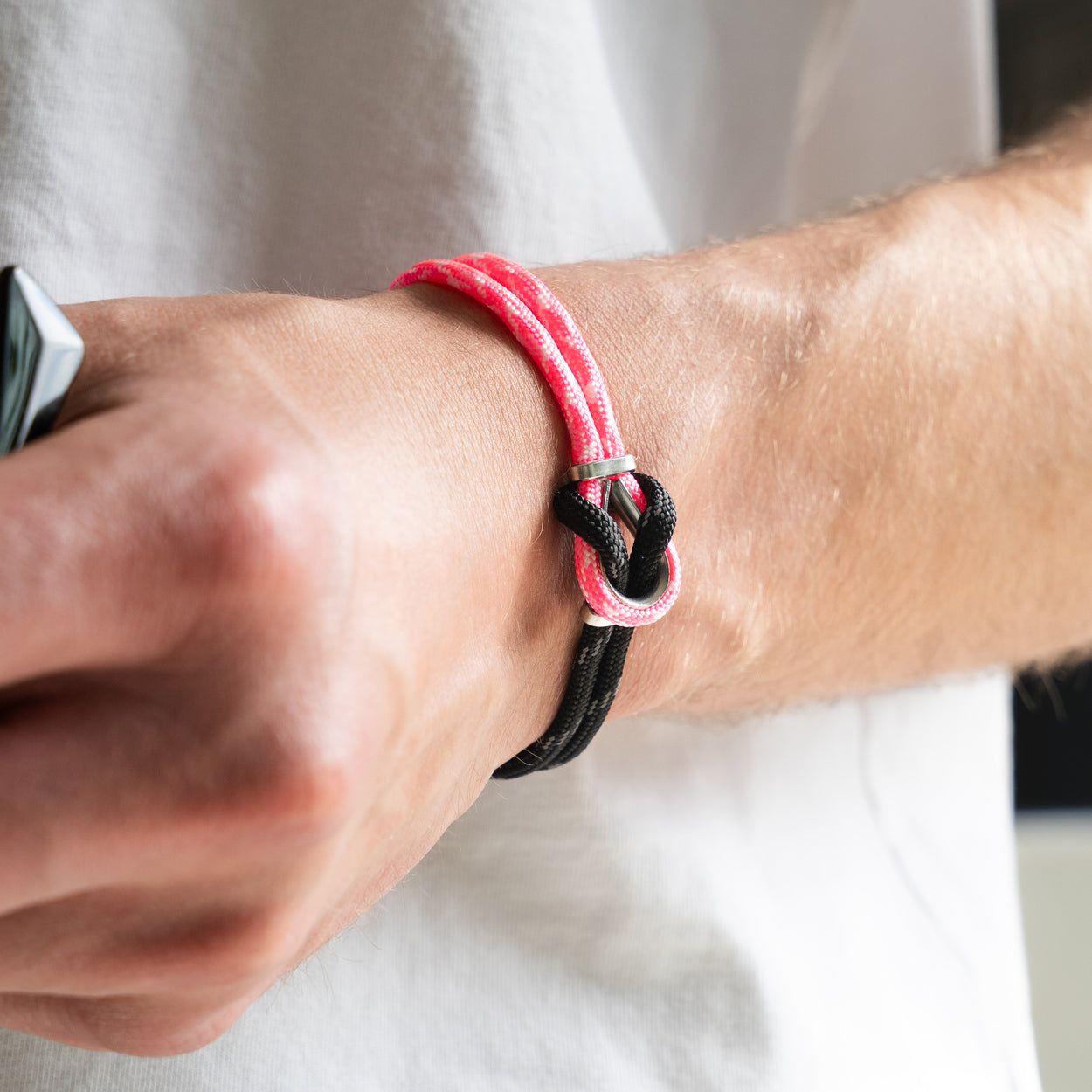 Bracciale Portofino Aliseo in paracord rosa e nero indossato al polso, dettaglio, Lab93Studio