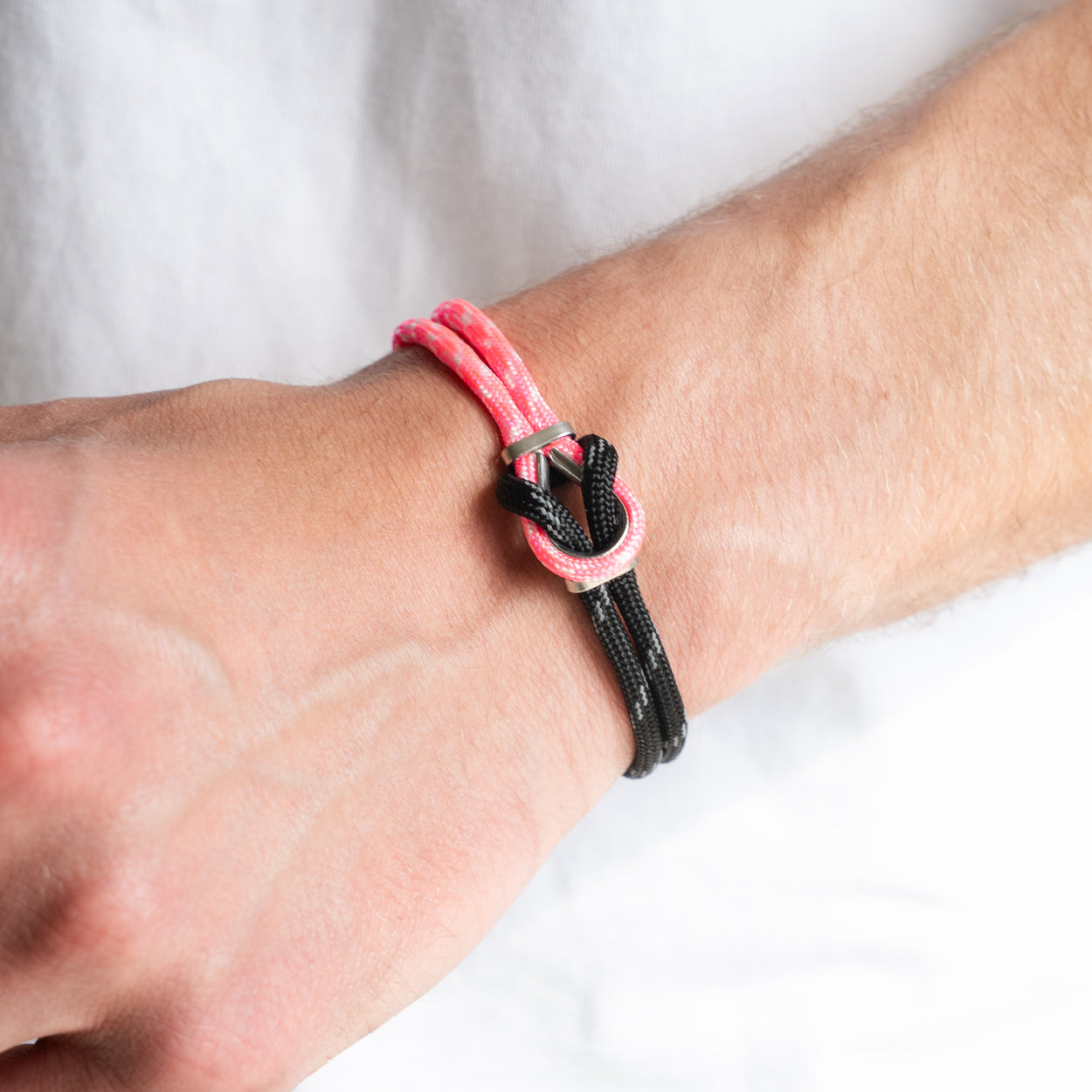 Bracciale Portofino Aliseo in paracord rosa e nero indossato al polso sinistro, Lab93Studio