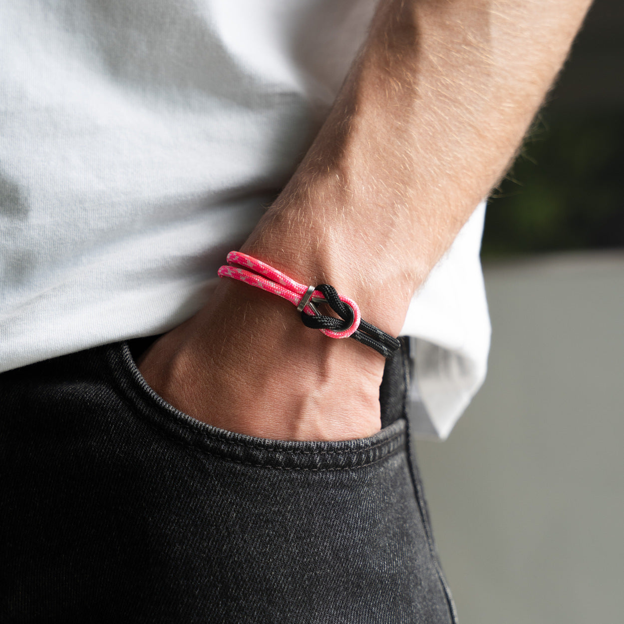Bracciale Portofino Aliseo in paracord rosa e nero indossato al polso, Lab93Studio