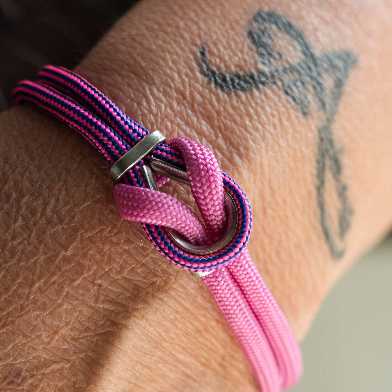 Dettaglio nodo bracciale Portofino Arena in paracord rosa e viola, Lab93Studio